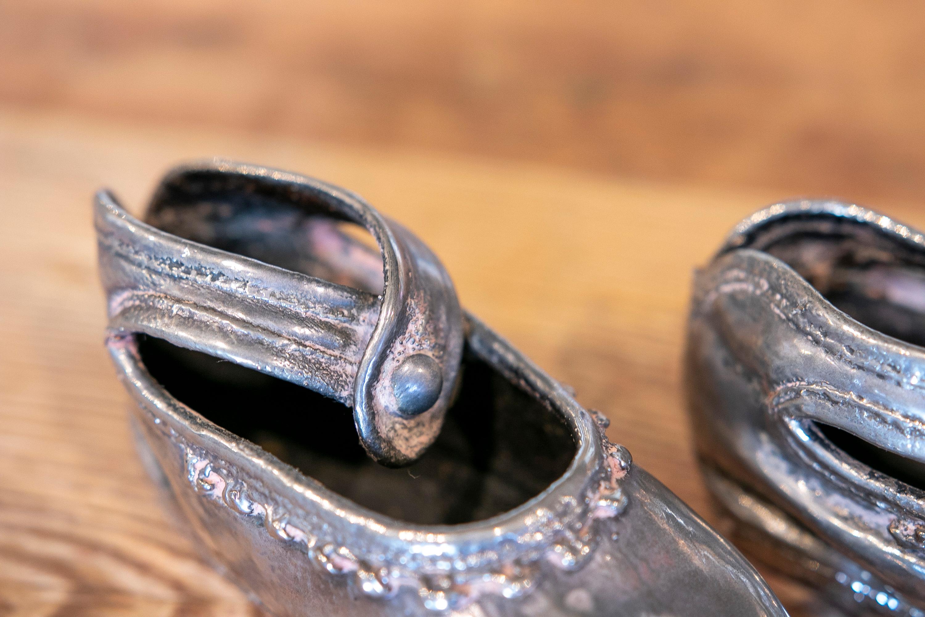 Paar englische versilberte Metall Schuhe aus den 1970er Jahren im Zustand „Gut“ im Angebot in Marbella, ES