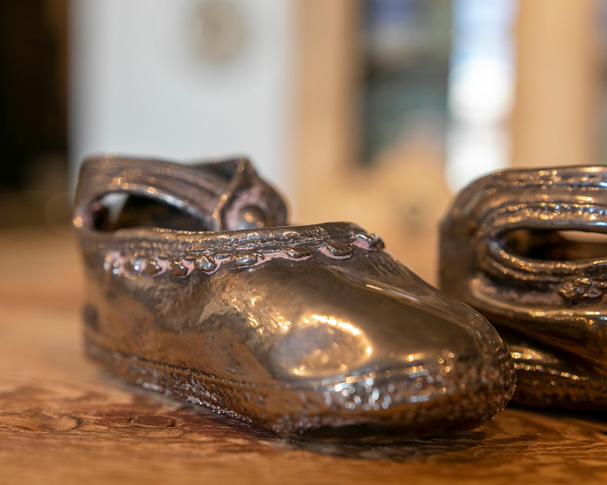 1970s English Pair of Silver Plated Metal Shoes For Sale 3