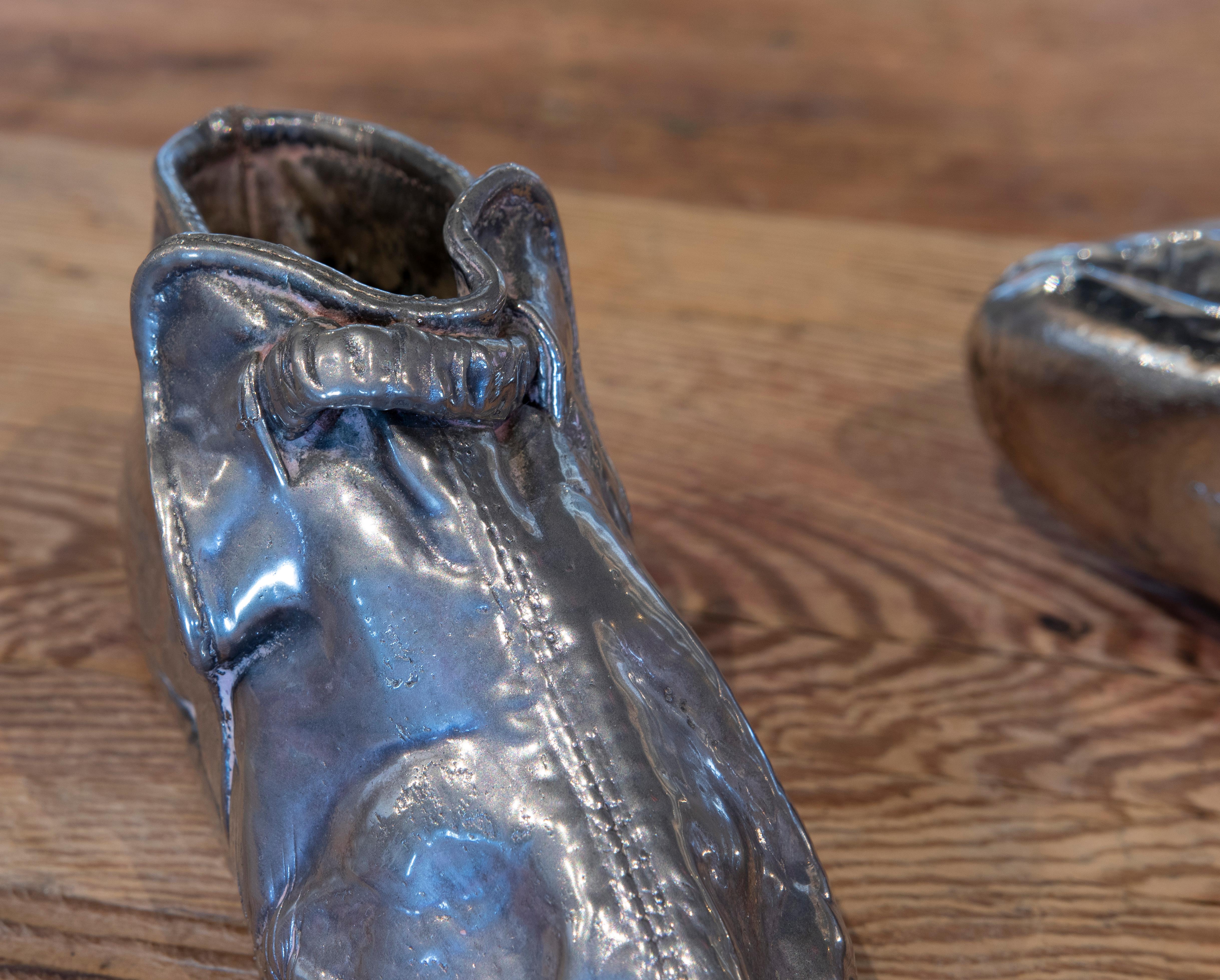 1970s English Pair of Silver Plated Metal Shoes For Sale 4