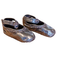 Paire de chaussures anglaises en métal plaqué argent des années 1970