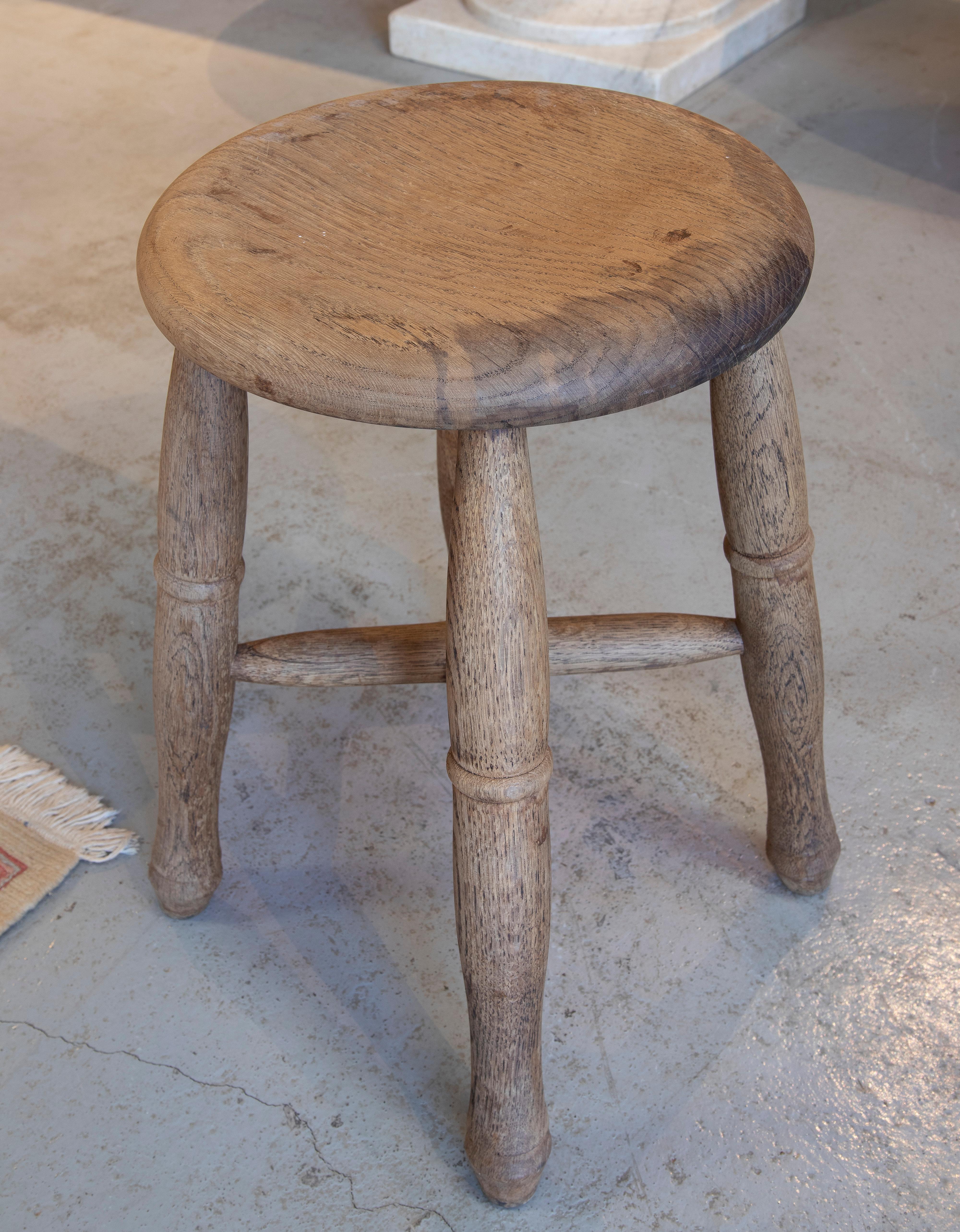 1970s English Rustic Oak Wood 4-Legged Stool In Good Condition In Marbella, ES