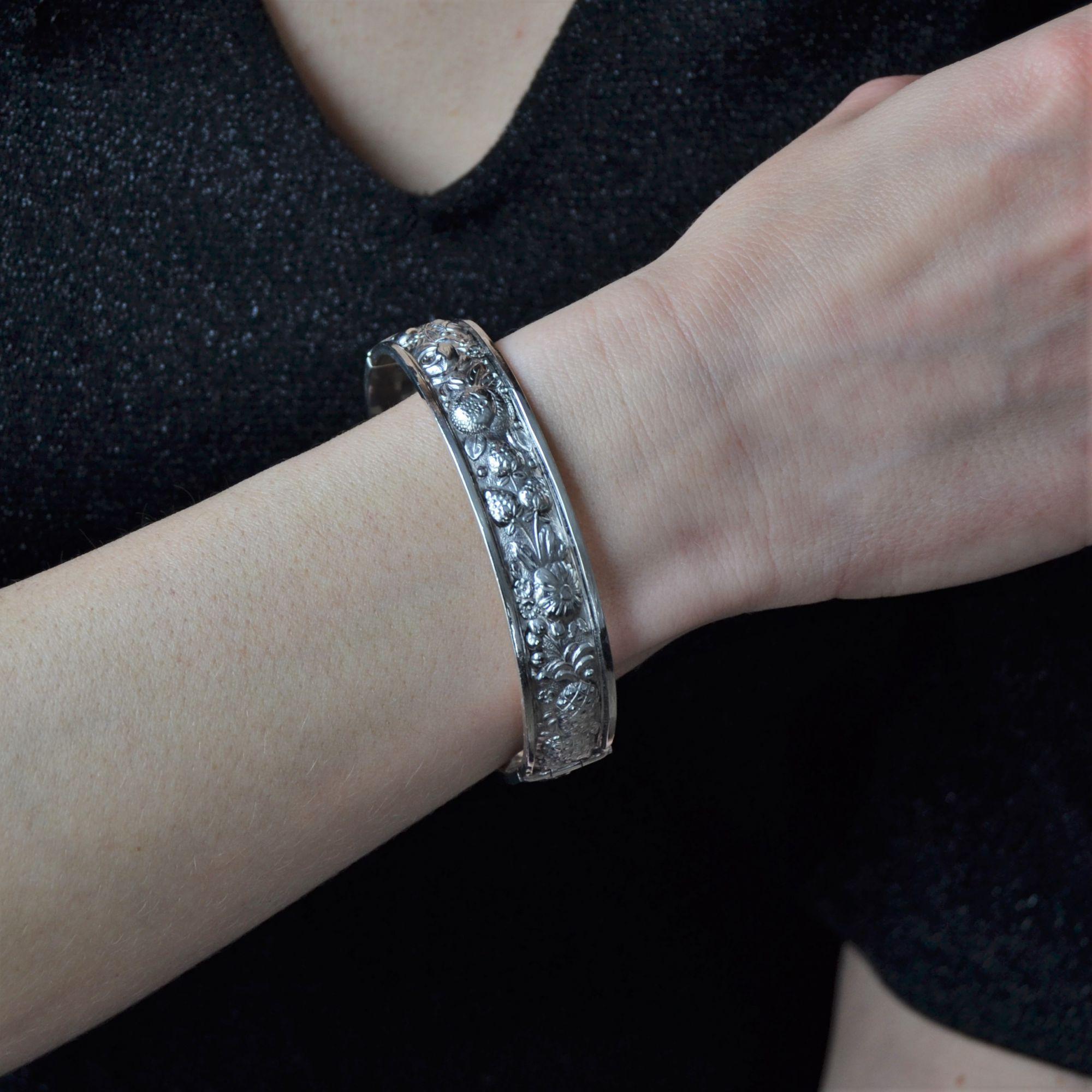 1970s Engraved Silver Bangle Bracelet In Excellent Condition In Poitiers, FR