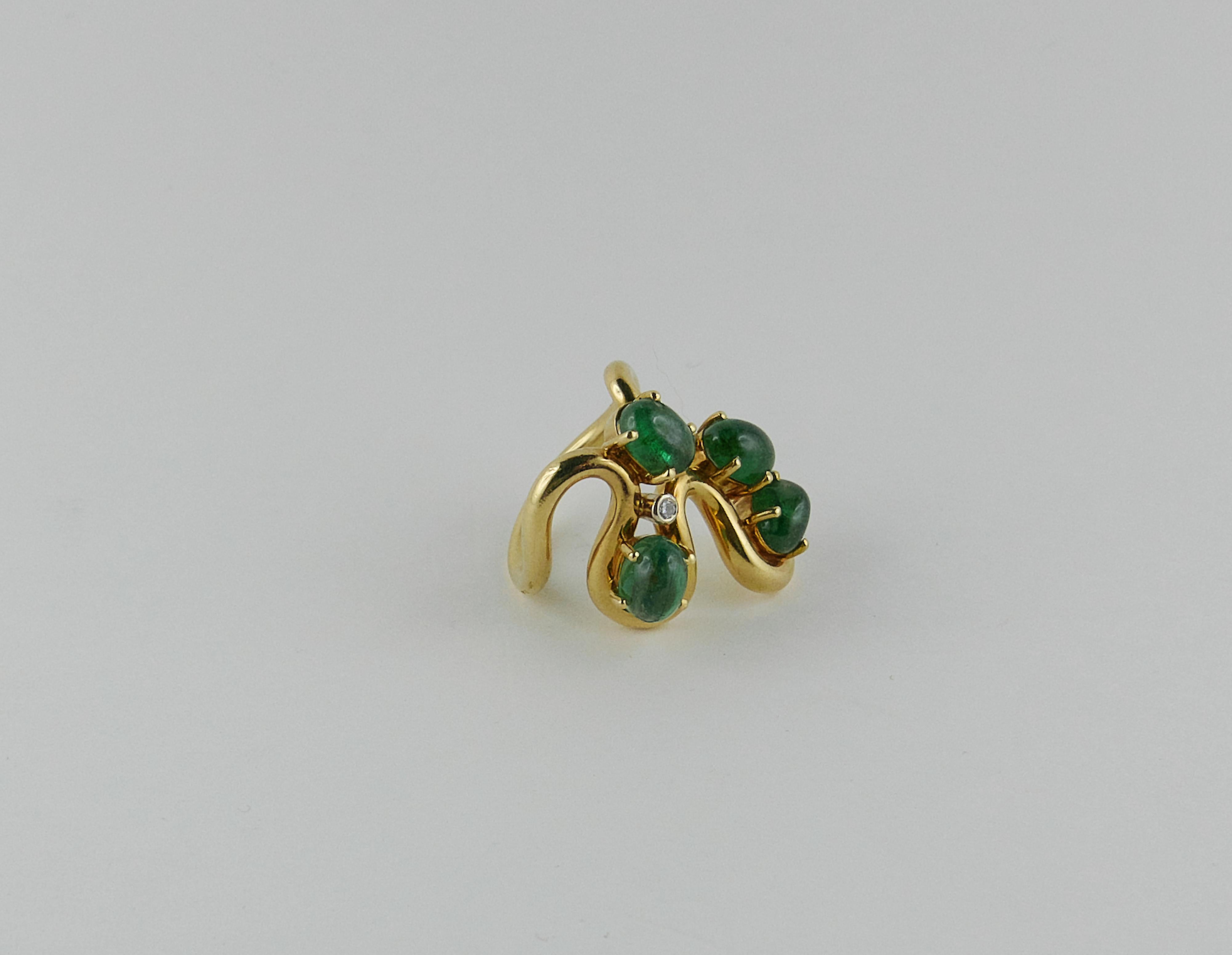 Unique and elegant 1970s Italian Yellow Gold and Emerald Ring crafted in the 1970s by Enrico Cirio: an italian  visionary artist, known abroad and in Italy and  appreciated for his extraordinary imagination. Born in 1932 to a family of master