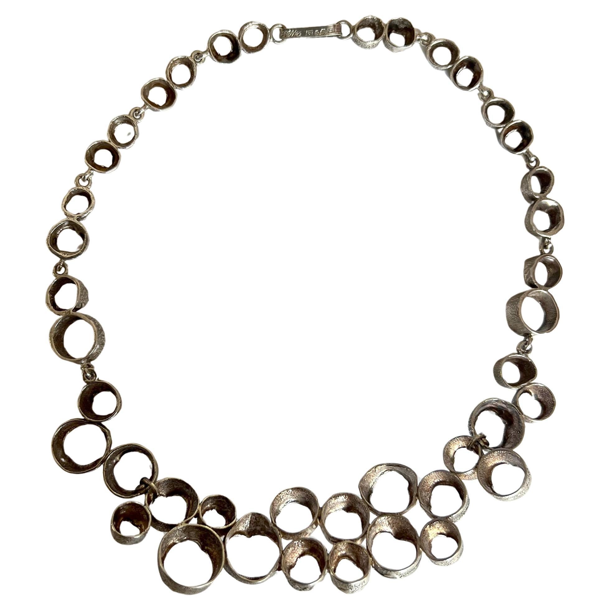 Schwedische modernistische Halskette aus Sterlingsilber von Eric Scott Robbert, 1970er Jahre.  Die Halskette hat eine tragbare Halslänge von 16