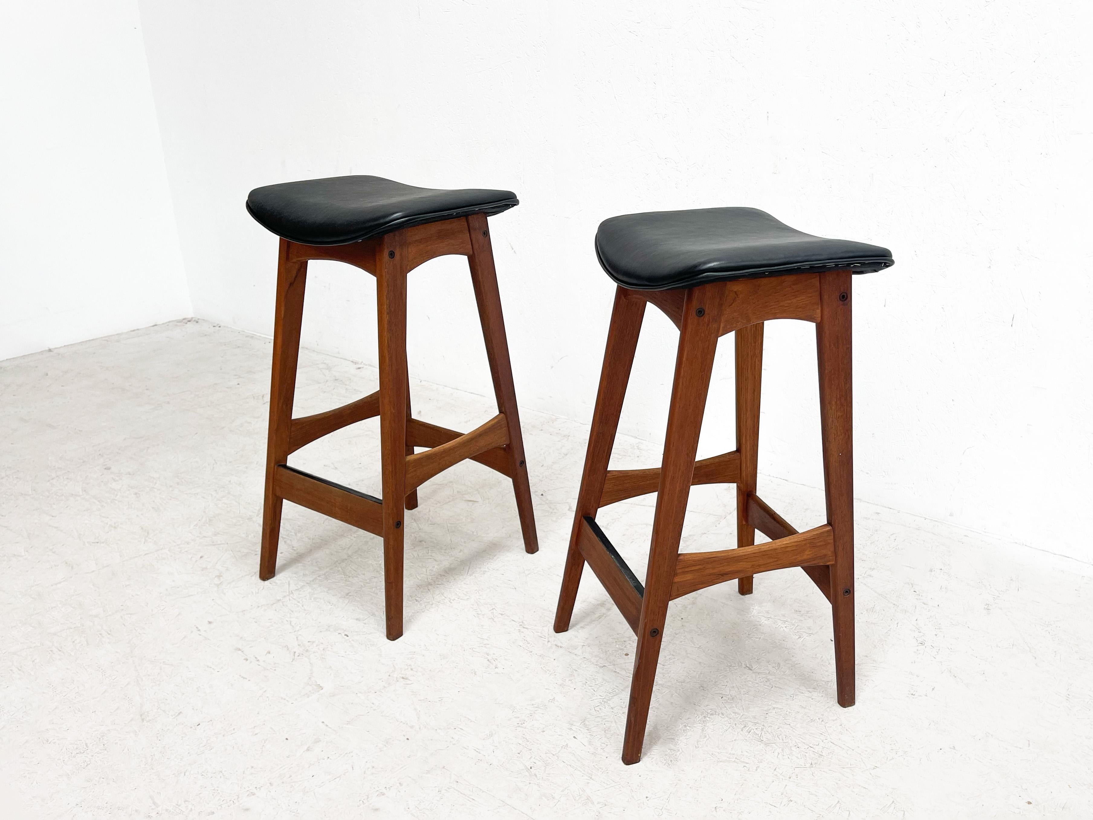 A rare pair of Danish bar stools. These bar stools were designed by Erik Buch in the 1960s foor Dyrlund. Erik Buch is best known for the bar stools with higher back. These are rarer and harder to come by.
 
The bar stools are in very good