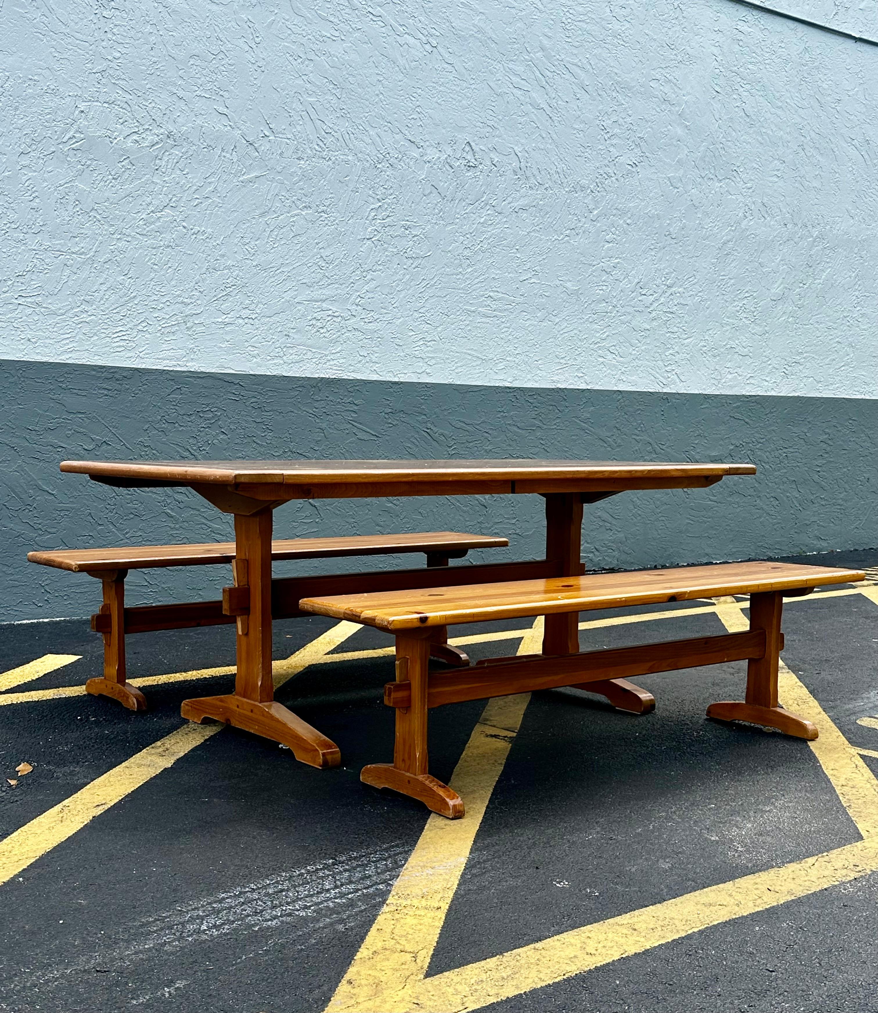 On offer on this occasion is one of the most stunning and rare, coffee table you could hope to find. Outstanding design is exhibited throughout. The beautiful table is statement piece and packed with personality!! Just look at the gorgeous details
