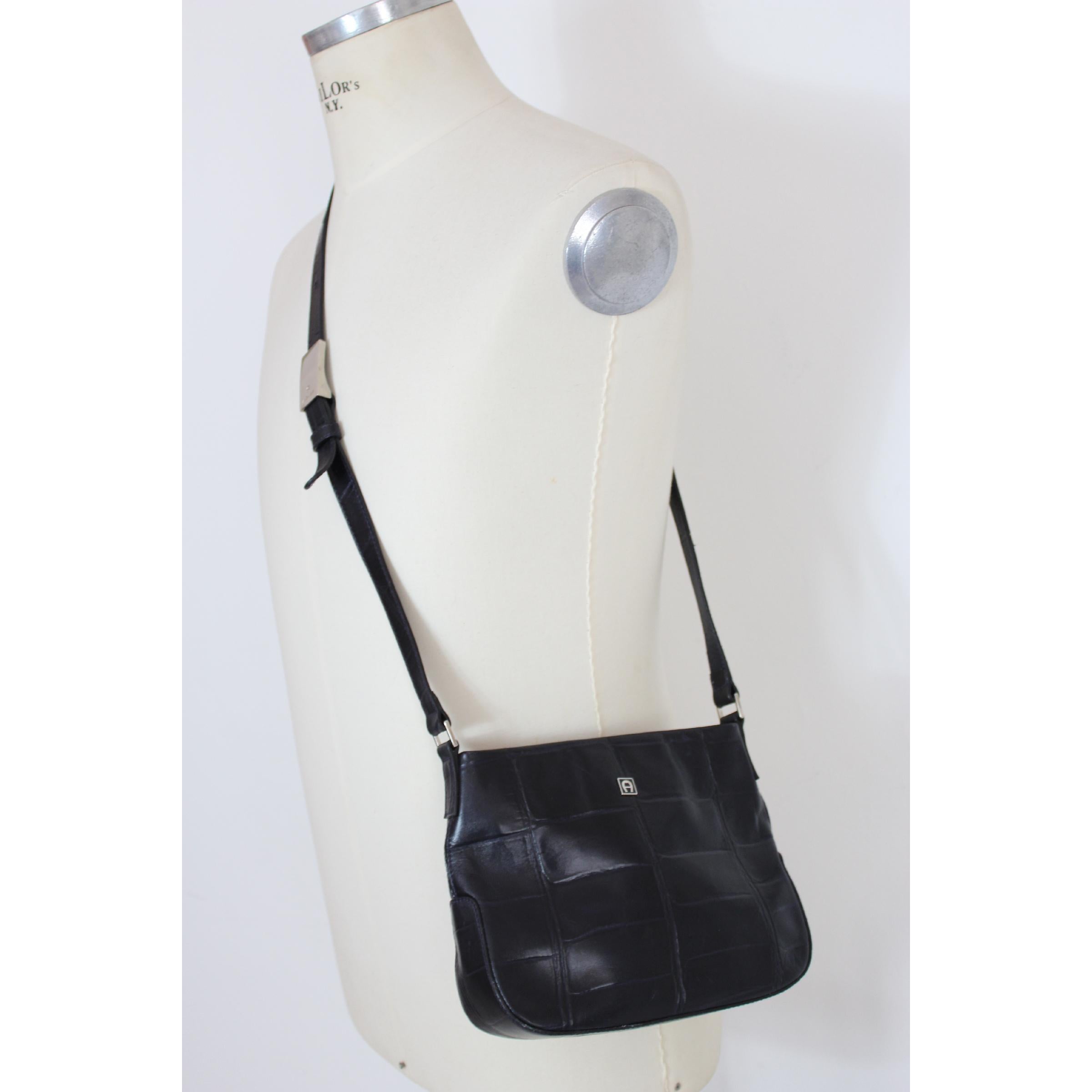 Vintage Etienne Aigner 70s bag. Small model with shoulder strap, blue color, 100% leather. Zip closure, inside pocket. Made in France. Excellent vintage condition. 

Height: 18 cm 
Width: 24 cm 
Depth: 8 cm