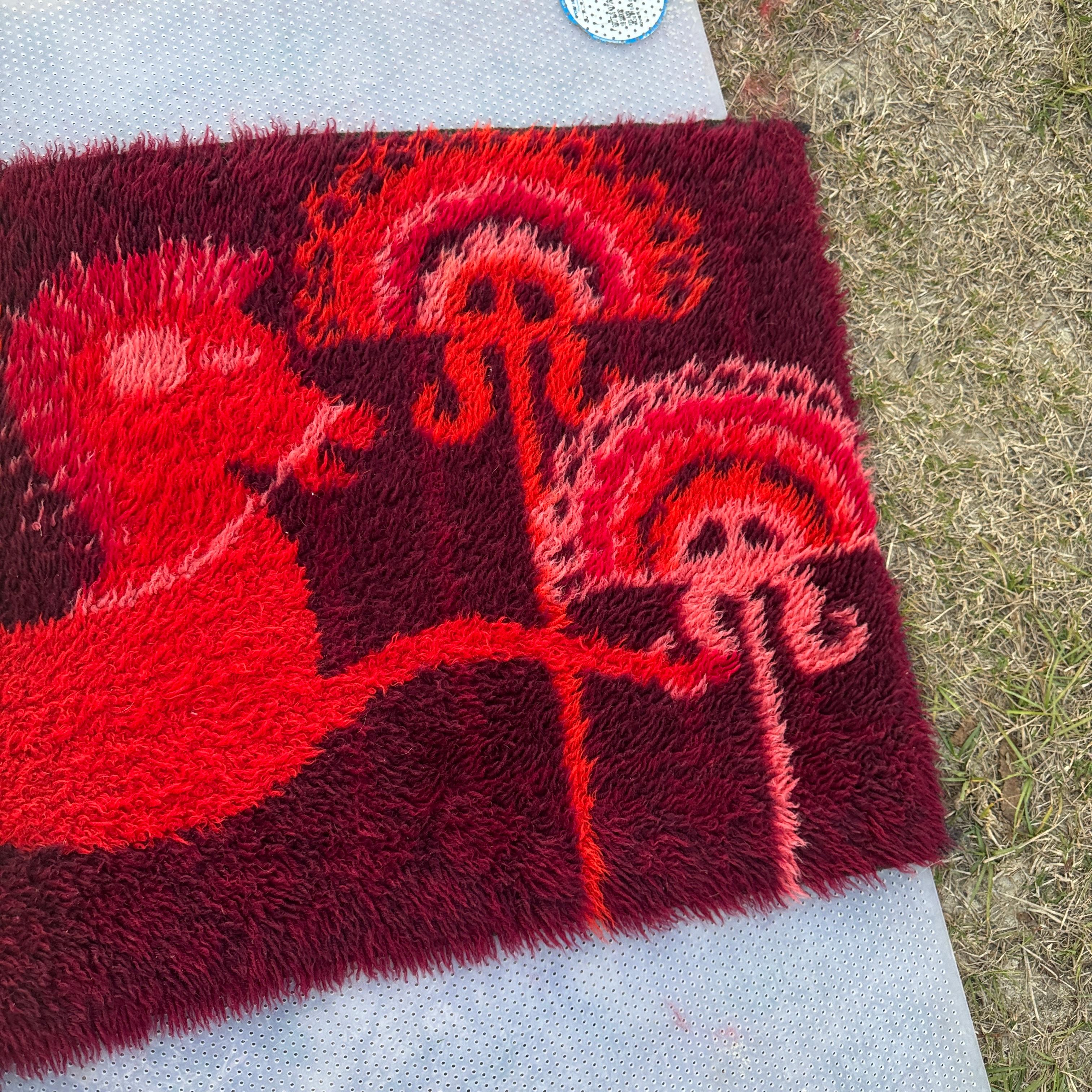 1970s Etruscan revival Scandinavian Rya Rug in Pink Tones In Good Condition For Sale In Cordova, SC