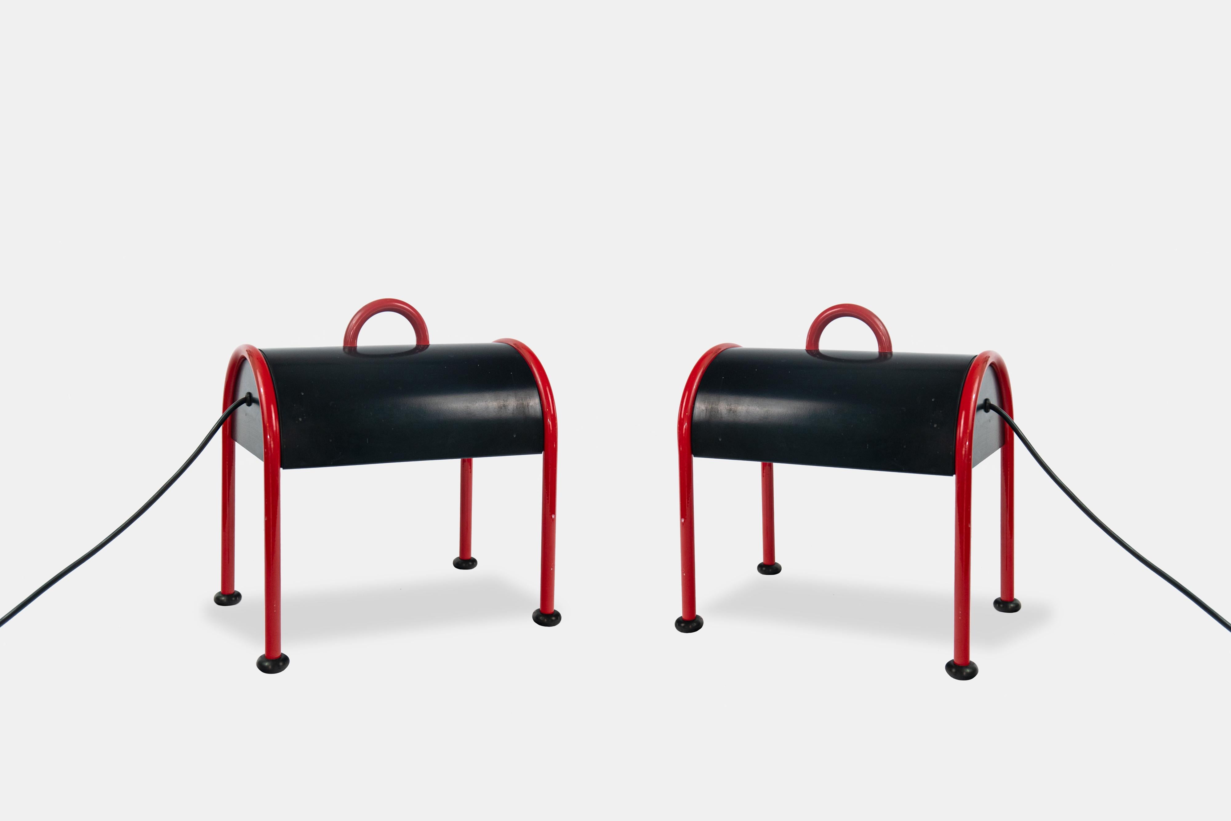 Lámparas de mesa Ettore Sottsass Stilnovo Valigia de los años 70 Color Negro Rojo Medianoche finales del siglo XX en venta