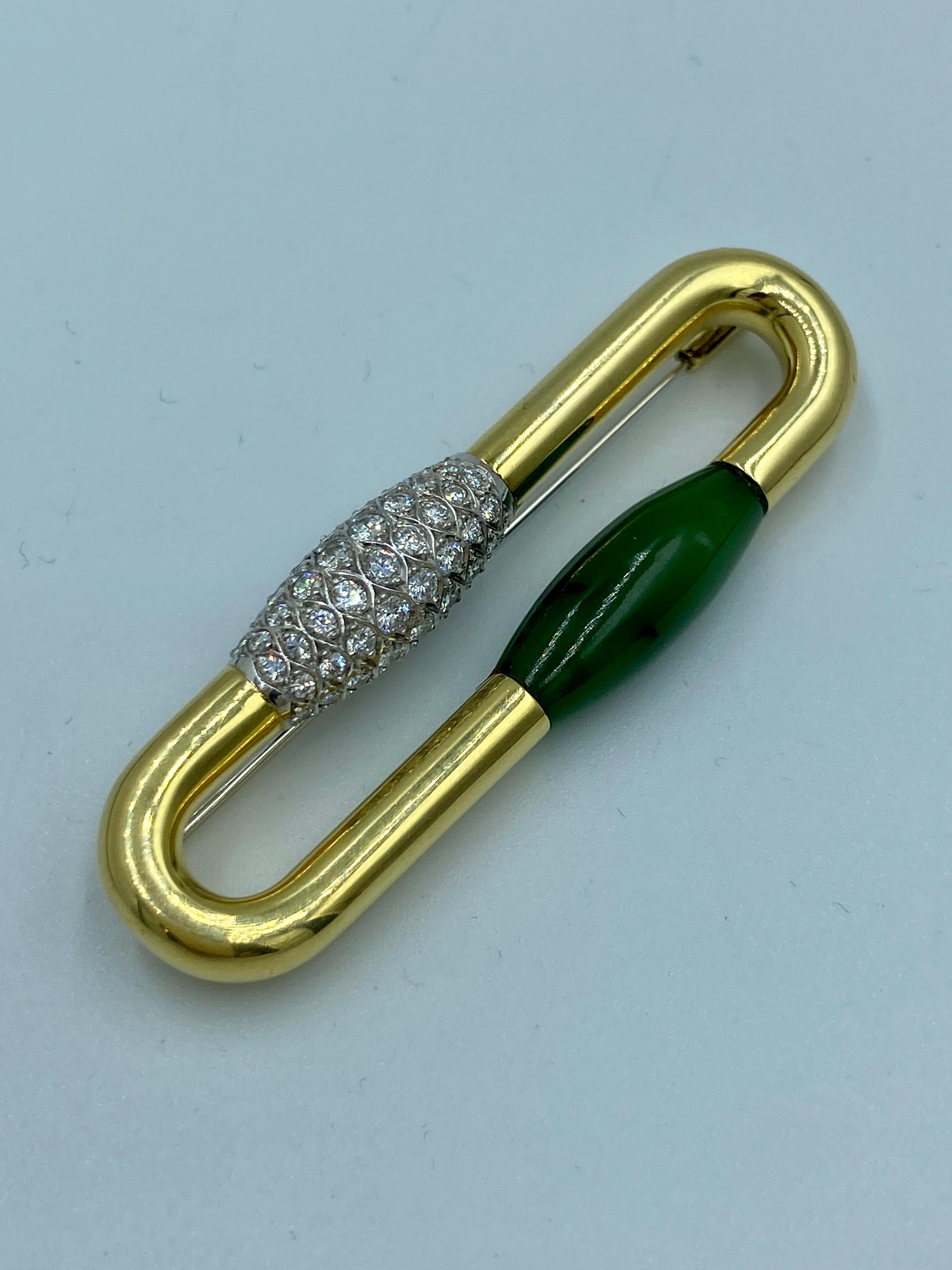 Round Cut 1970s European 14k gold, diamond and jade brooch For Sale