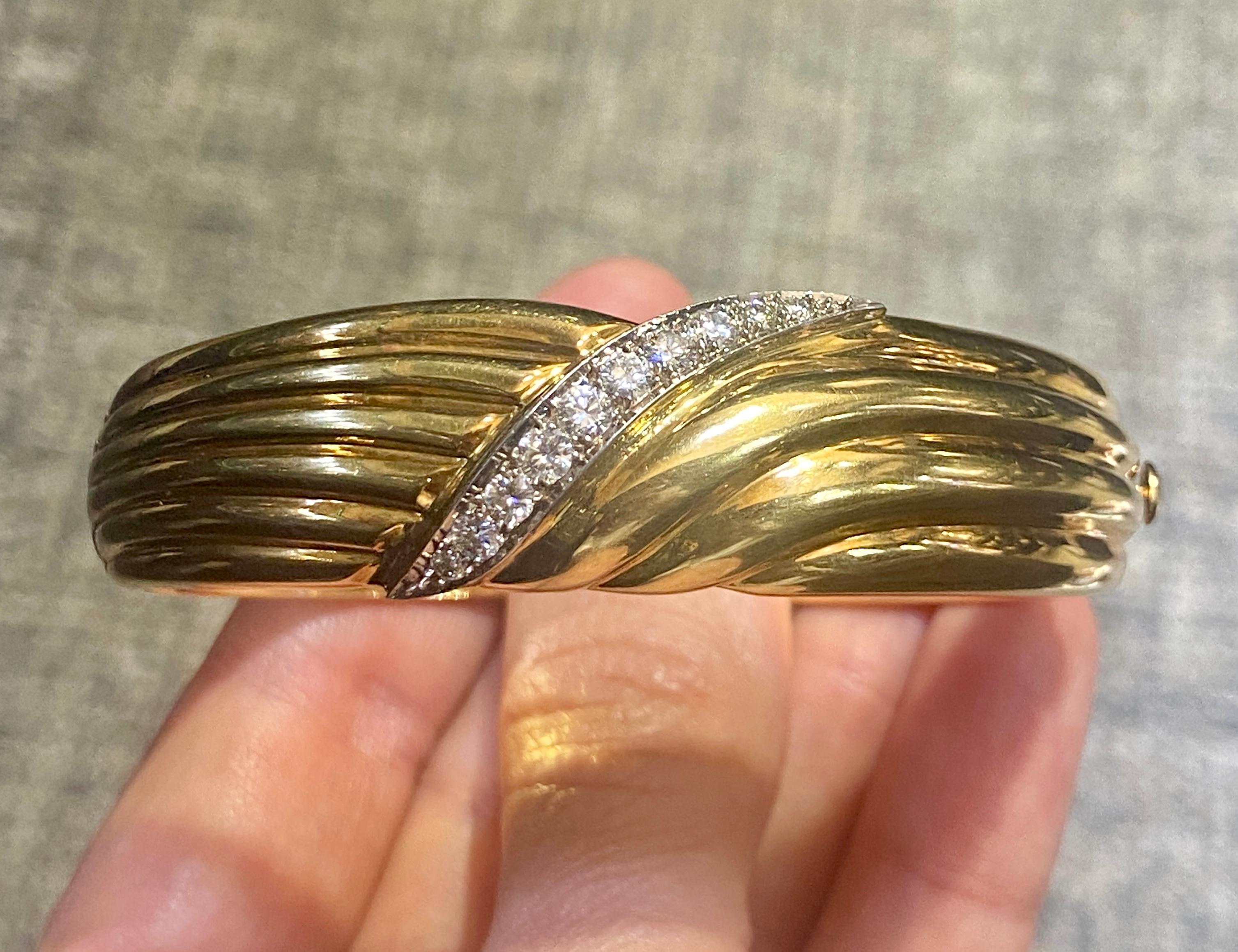 Contemporary 1970s European 18k gold bangle with a diamond swirl For Sale