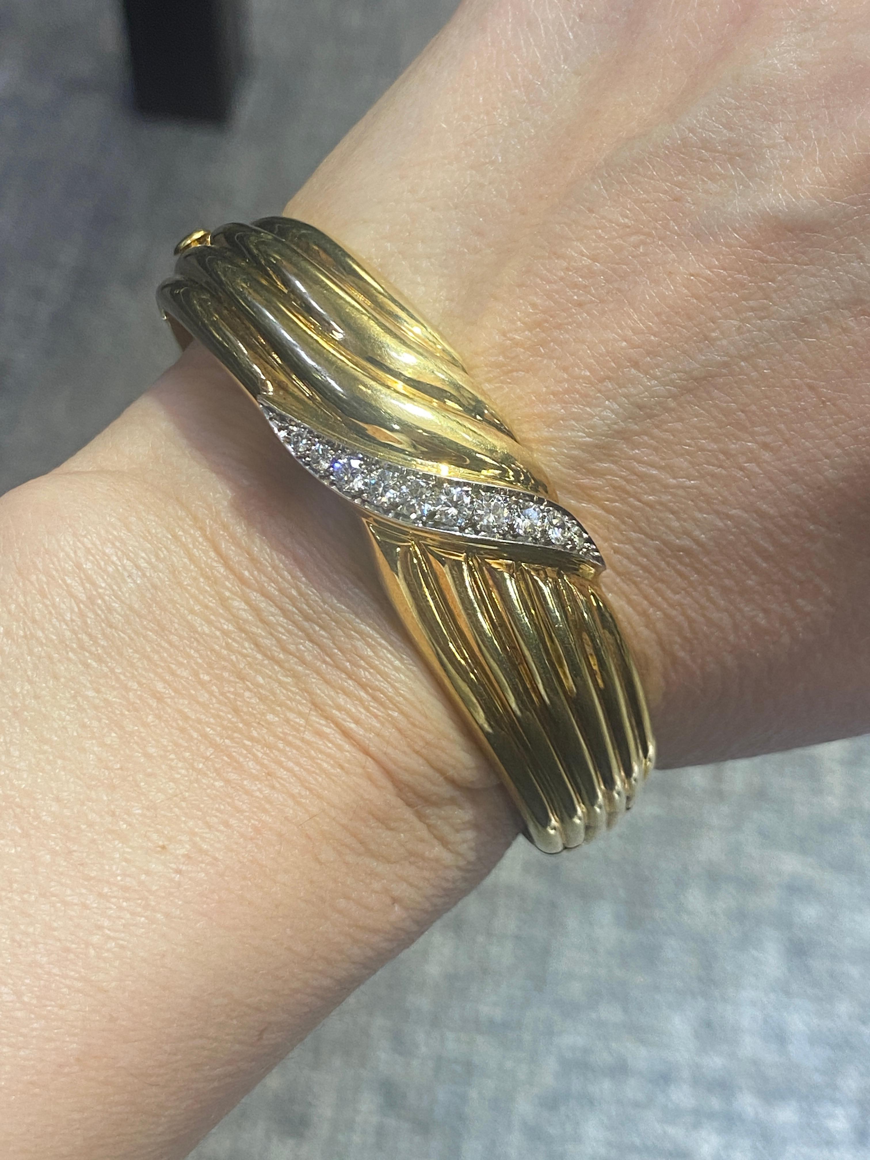 Round Cut 1970s European 18k gold bangle with a diamond swirl For Sale