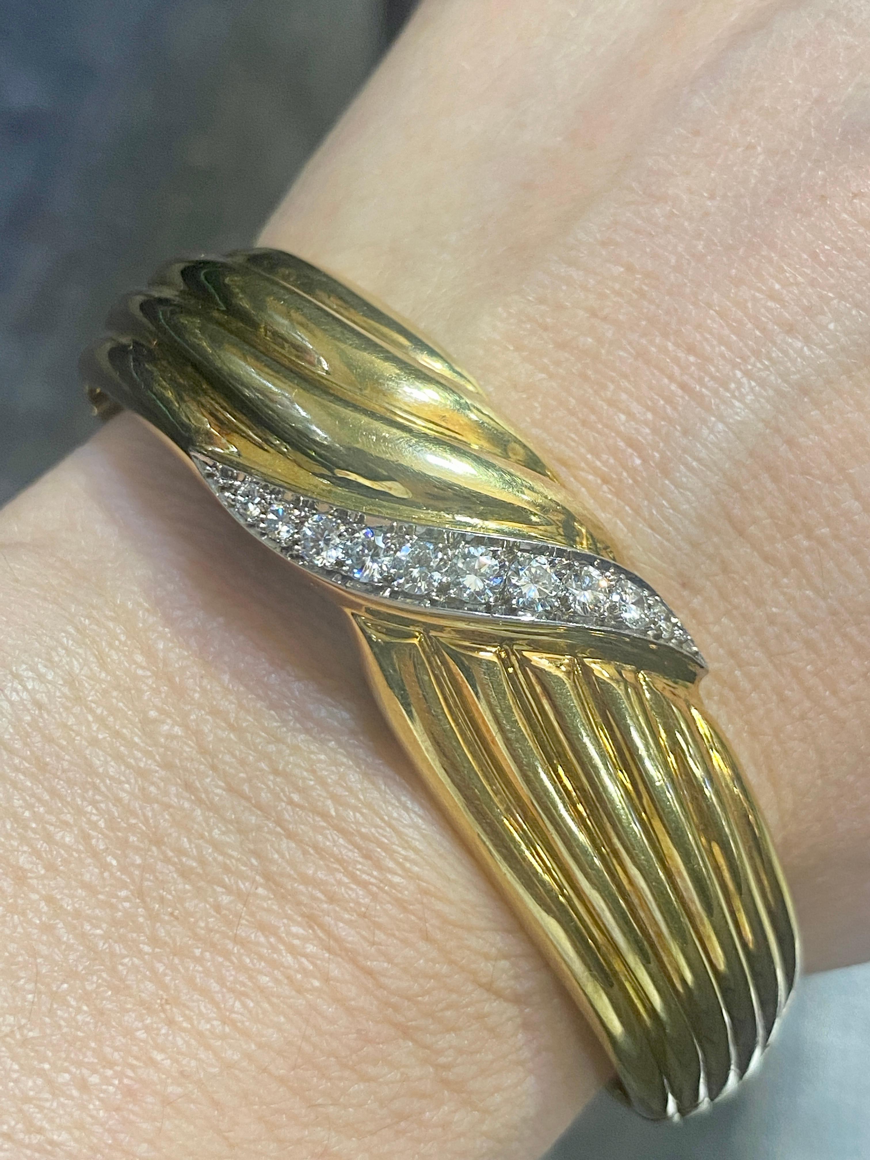 1970s European 18k gold bangle with a diamond swirl In Good Condition For Sale In London, GB