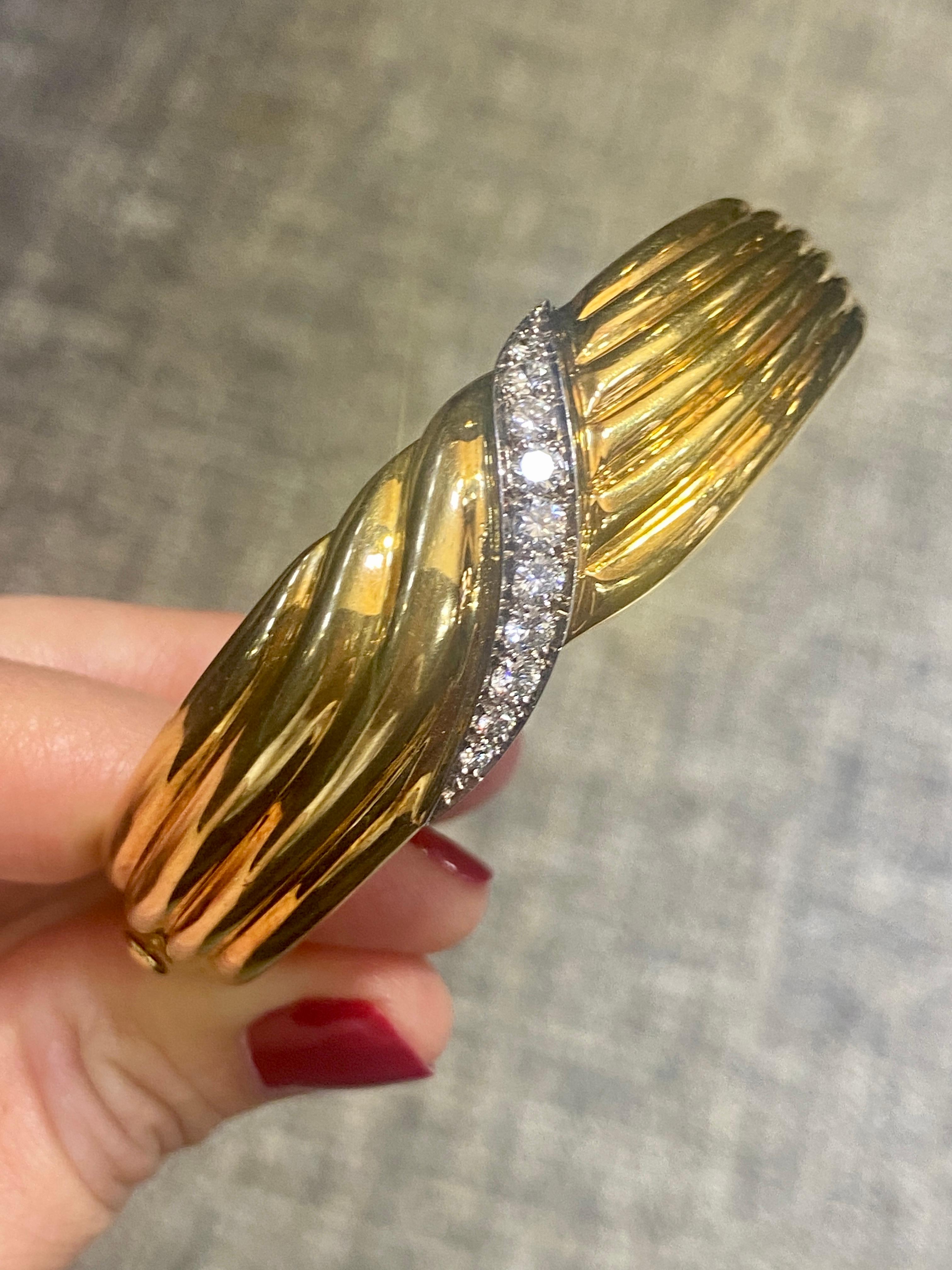 Women's or Men's 1970s European 18k gold bangle with a diamond swirl For Sale