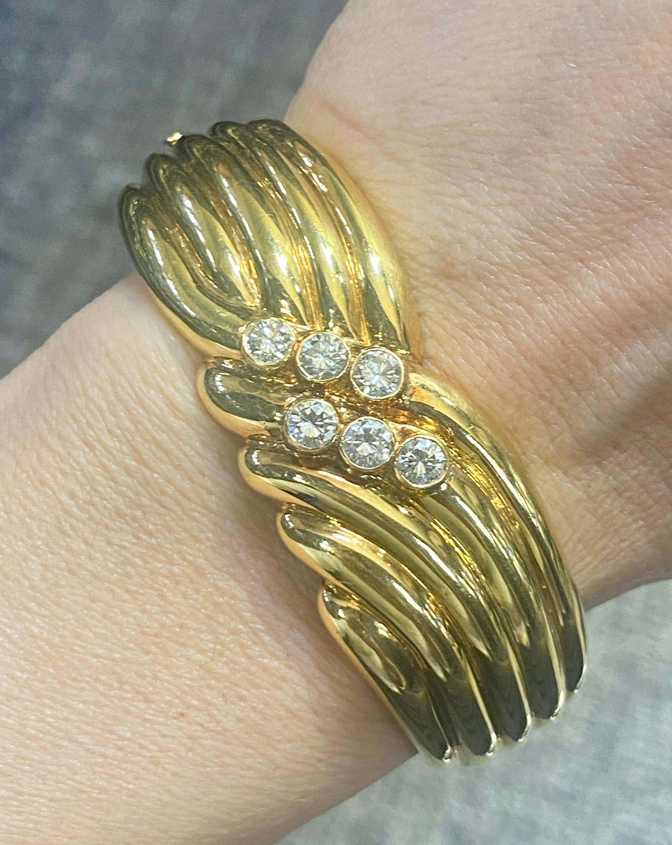 1970s European 18k gold cuff with 6 round cut diamonds In Good Condition For Sale In London, GB
