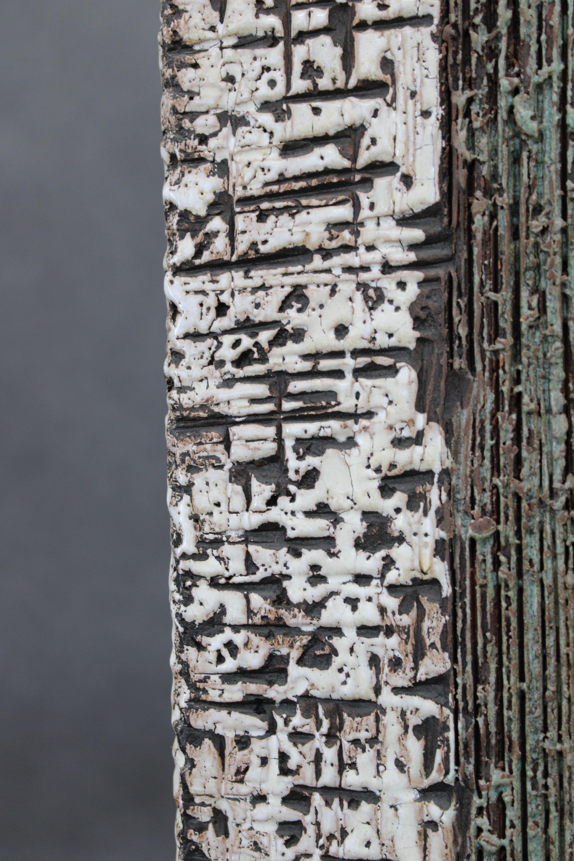 1970er Jahre Europäische Brutalist Keramik Vase - Hohe strukturierte Mid-Century Modern Form im Angebot 4