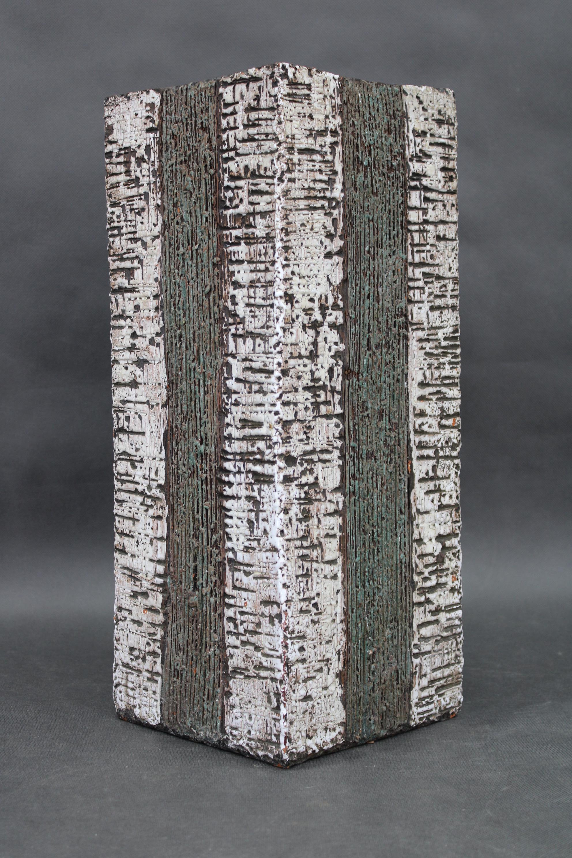 1970er Jahre Europäische Brutalist Keramik Vase - Hohe strukturierte Mid-Century Modern Form (Art déco) im Angebot