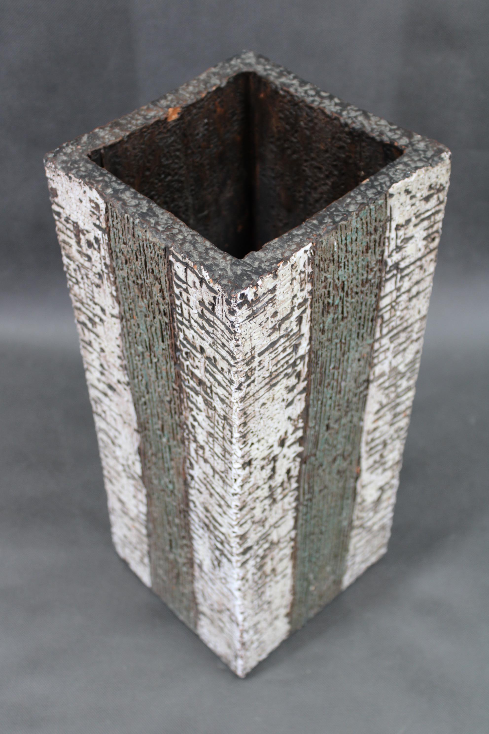 1970er Jahre Europäische Brutalist Keramik Vase - Hohe strukturierte Mid-Century Modern Form (Poliert) im Angebot