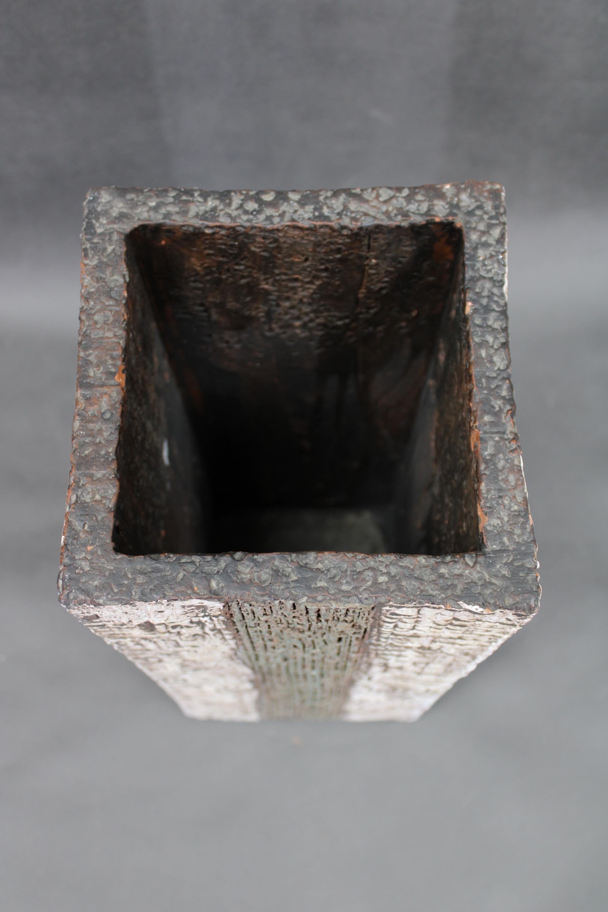 1970er Jahre Europäische Brutalist Keramik Vase - Hohe strukturierte Mid-Century Modern Form im Zustand „Gut“ im Angebot in Praha, CZ