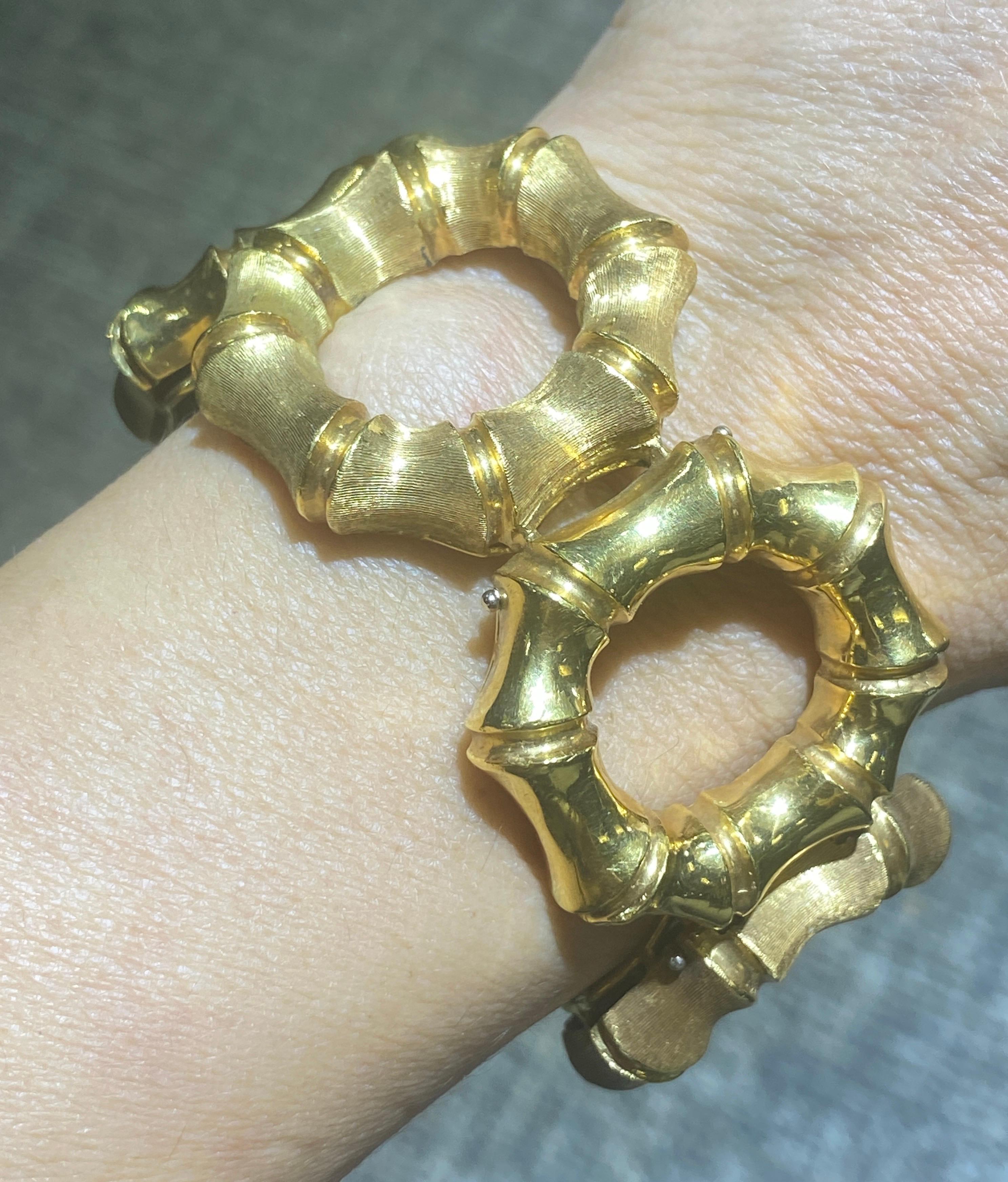 Este brazalete europeo de los años 70 está hecho de oro de 18 quilates. Consta de secciones alternas de oro grabado y pulido que le dan un acabado mate y brillante. Este grabado es el resultado de una mano de obra muy hábil. Aunque es una pieza