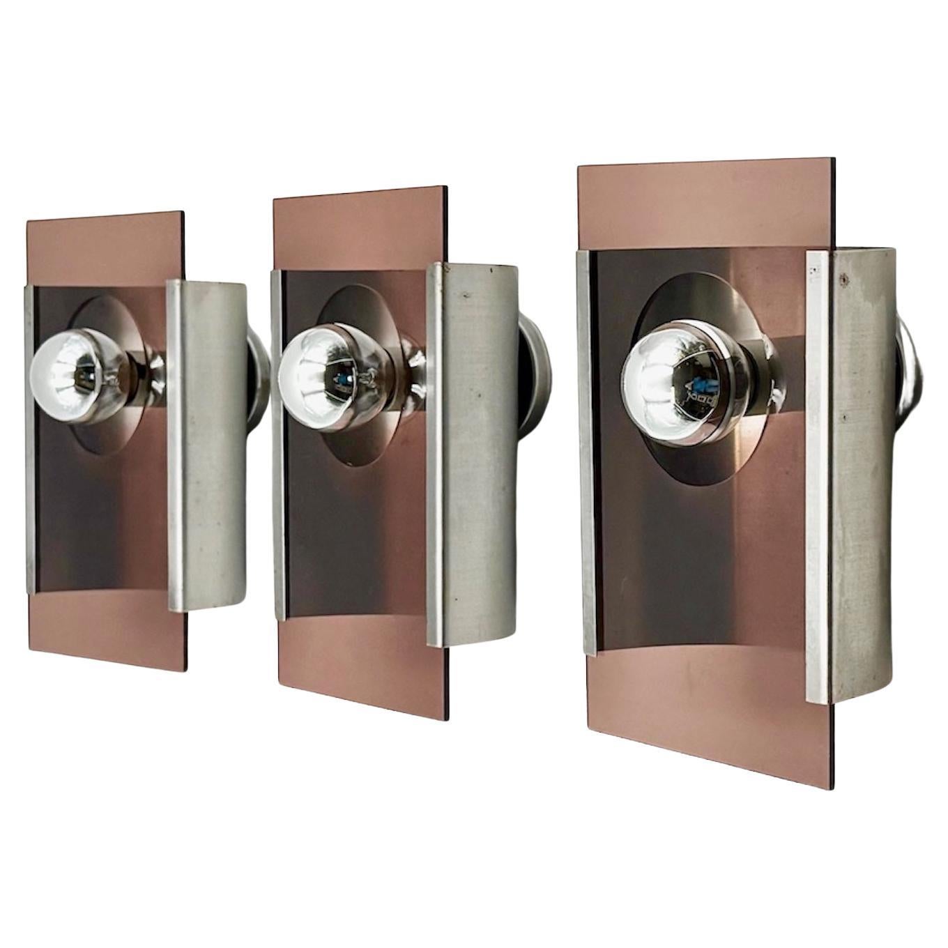 1970er Jahre Europäisches Space Age Wandleuchten-Set aus geräuchertem Plexiglas und Metall im Angebot