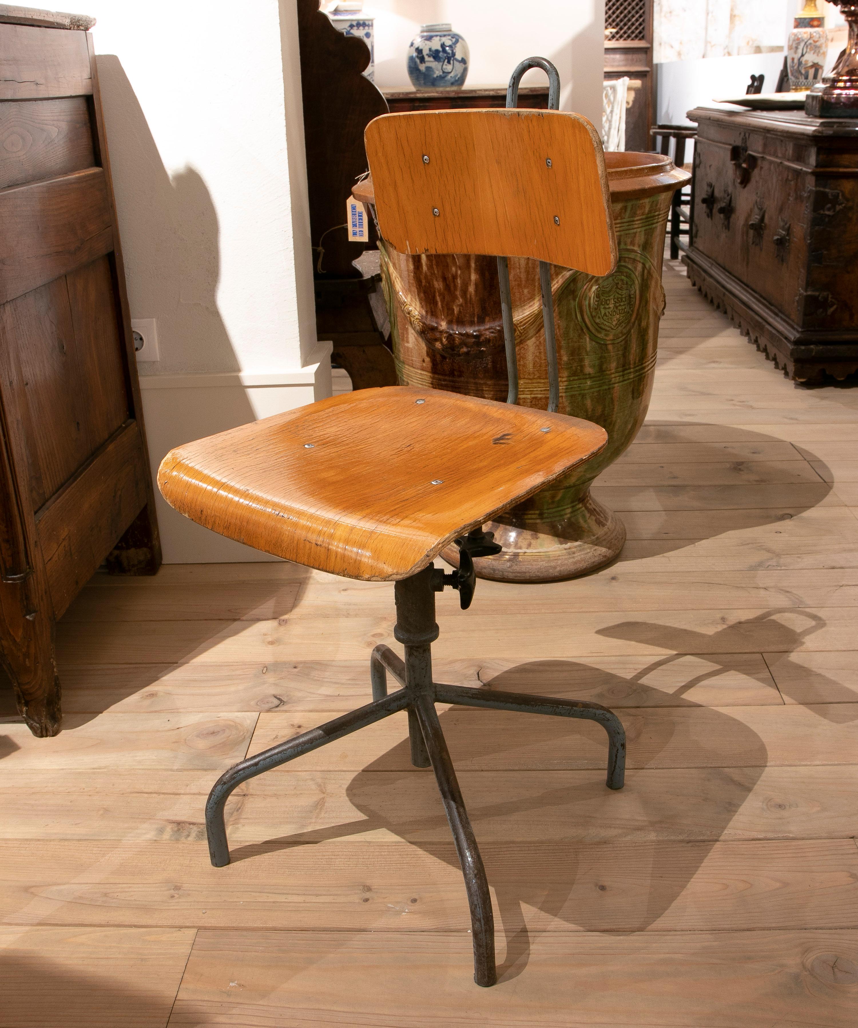 1970s European Wood & Steel Adjustable Office Chair In Good Condition In Marbella, ES