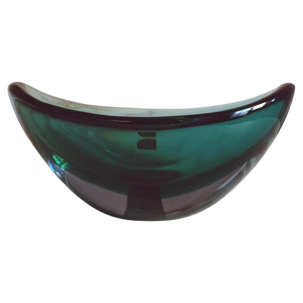 How do you identify vintage glass?