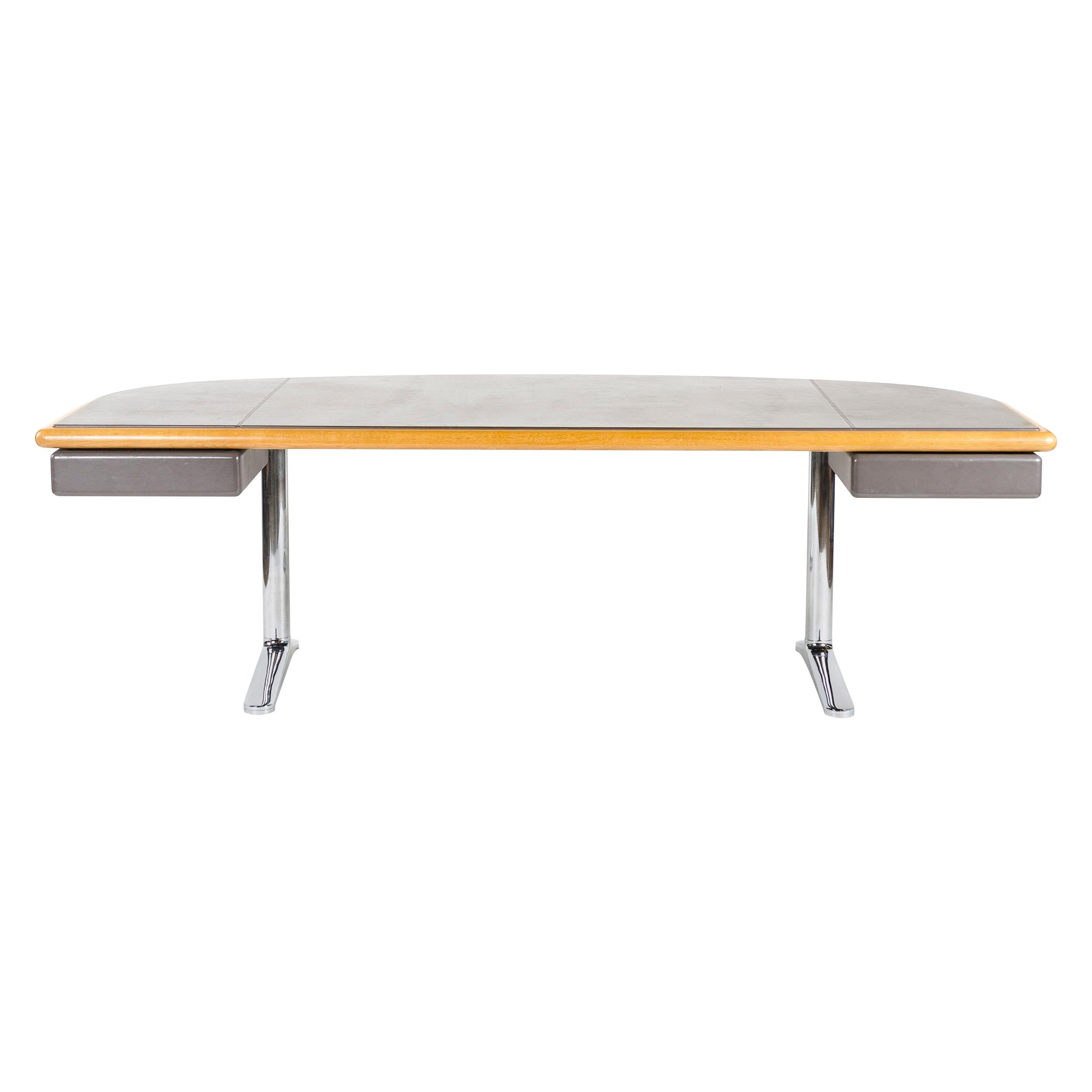 Ein mit Leder bezogener Schreibtisch auf freitragenden Beinen aus verchromtem Stahl mit sechs (6) türigen Wandschränken aus Leder. (105