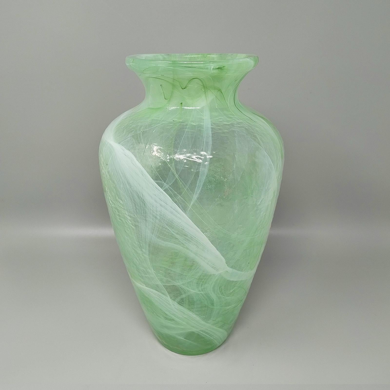1970 Squisito vaso verde artigianale di Michielotto in vetro di Murano. Prodotto in Italia. L'articolo è in ottime condizioni 
Dimensioni:
diam 6,29 x 15,74 H. pollici
diam 16 cm x 30 H. cm