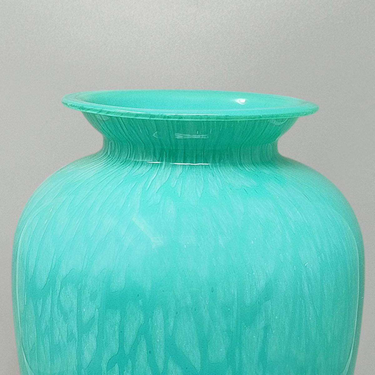 1970s Exquisited Handcrafted Green Vase by V.A.M. in Murano Glass. Made in Italy In Excellent Condition For Sale In Milano, IT