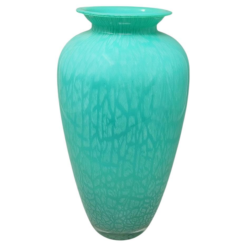 1970er Jahre Erlesene handgefertigte grüne Vase von V.A.M. aus Muranoglas. Hergestellt in Italien