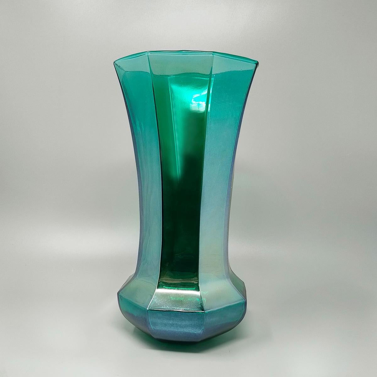 1970 Squisito vaso verde artigianale in Greene & Greene (soffiato a bocca) di Ca dei Vetrai.  Made in Italy. Questo vaso è in condizioni eccellenti. 
Dimensioni:
diam 6,29 x 10,23 H. pollici
diam 16 cm x 26 H. cm