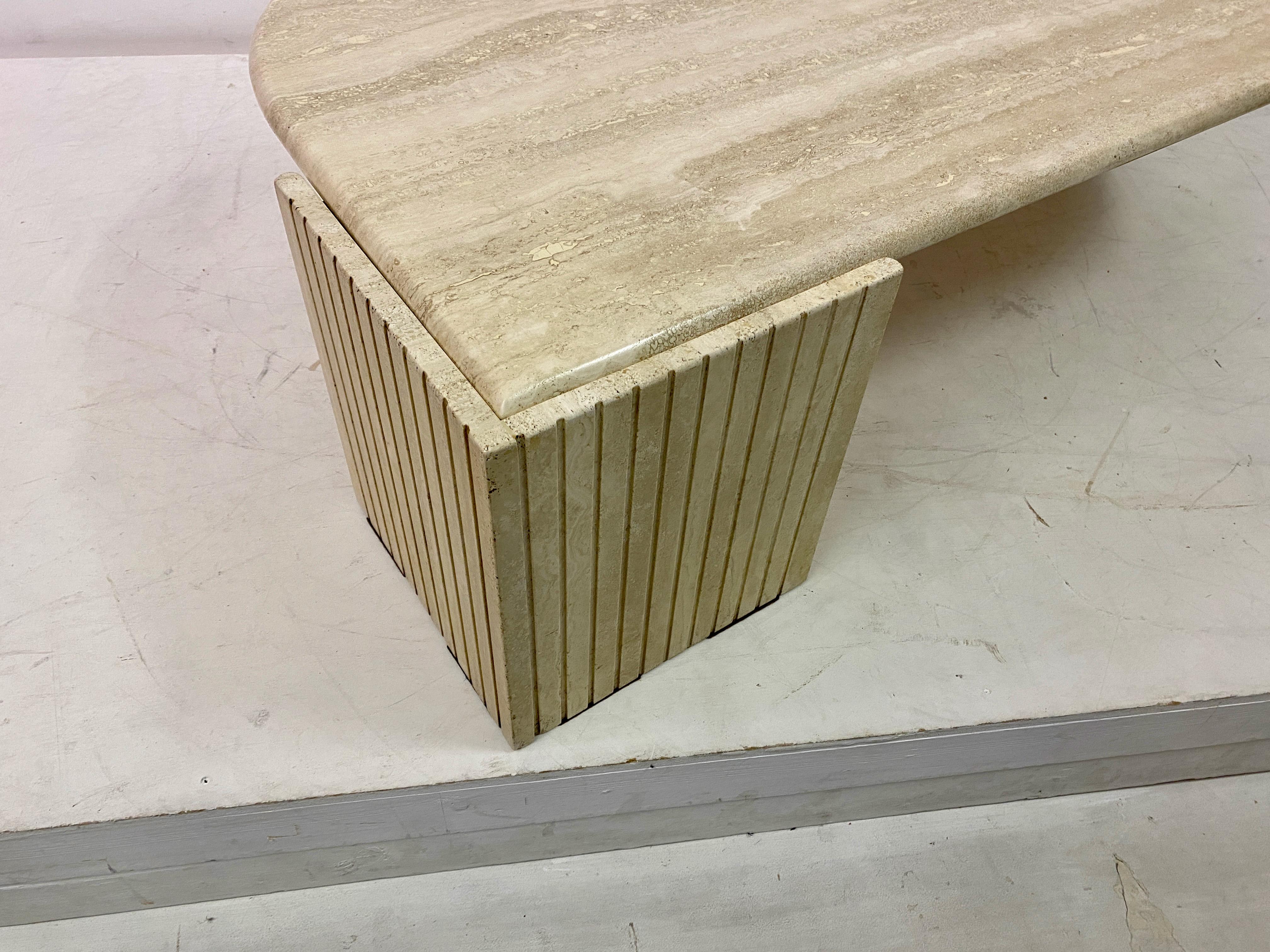 Table basse en travertin en forme d'oeil 1970S en vente 4