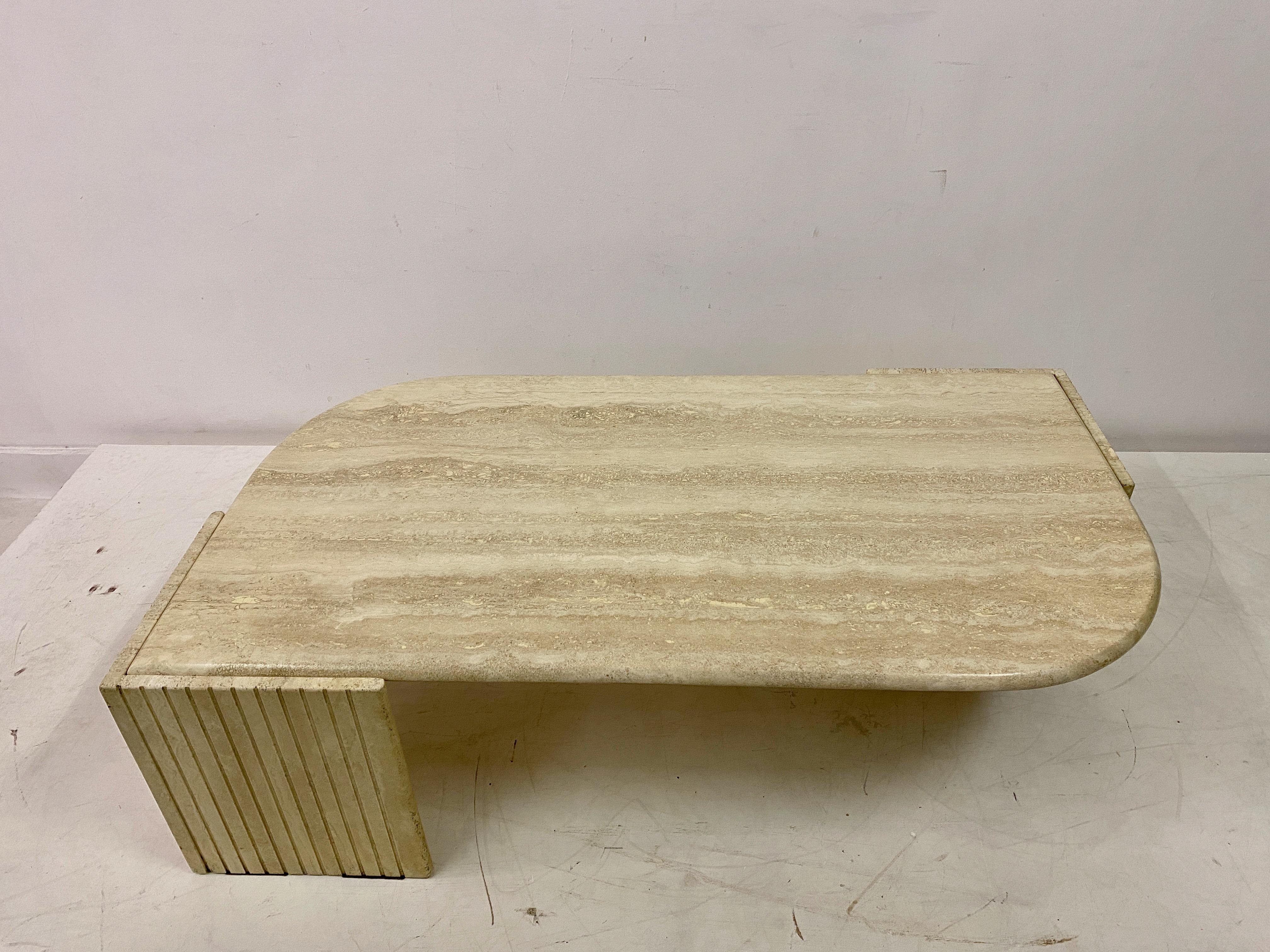 Table basse en travertin en forme d'oeil 1970S en vente 5