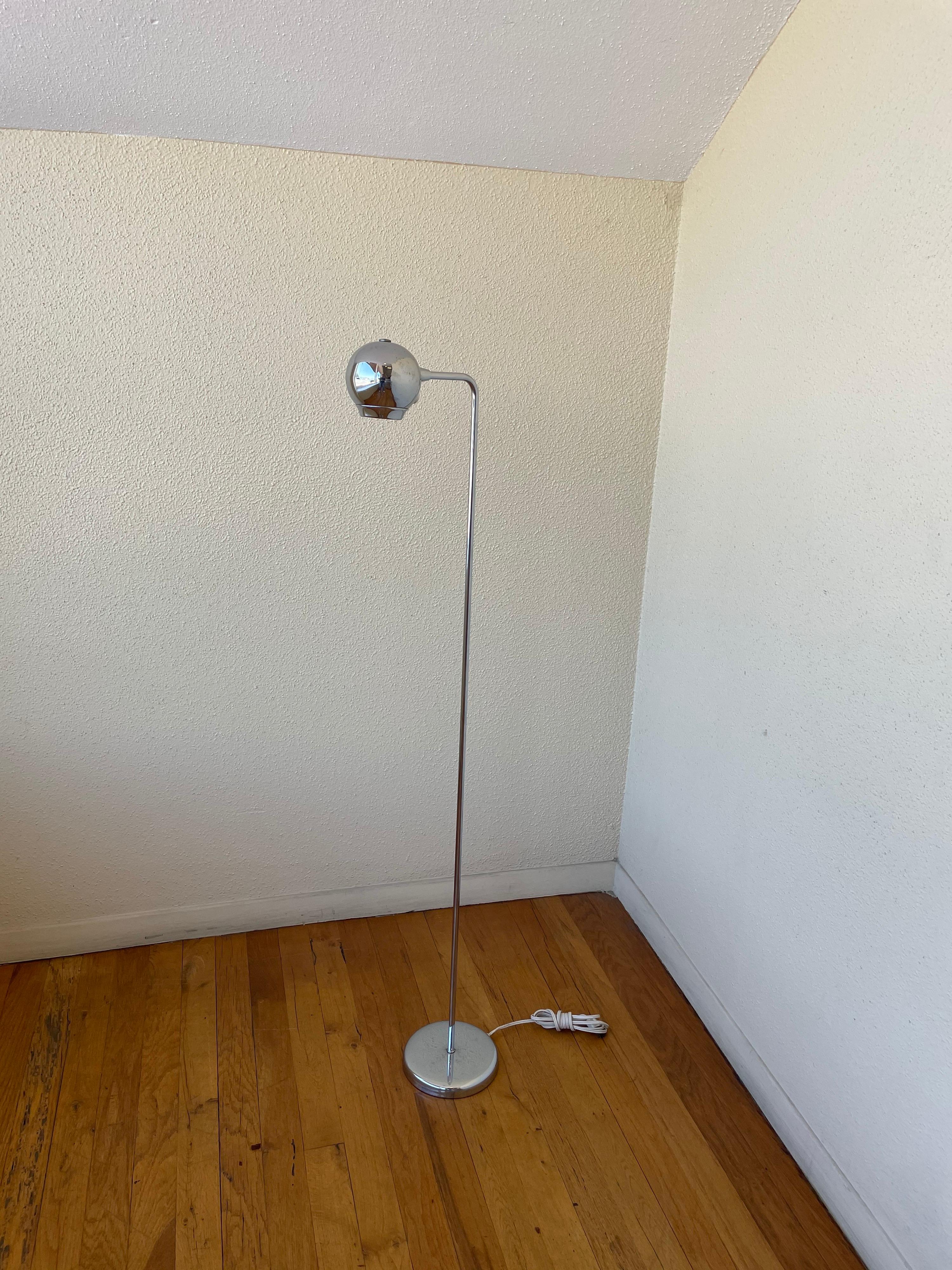 Robert Sonneman eyeball floor lamps. The lamp has a chrome finish. A switch in very clean condition. 


