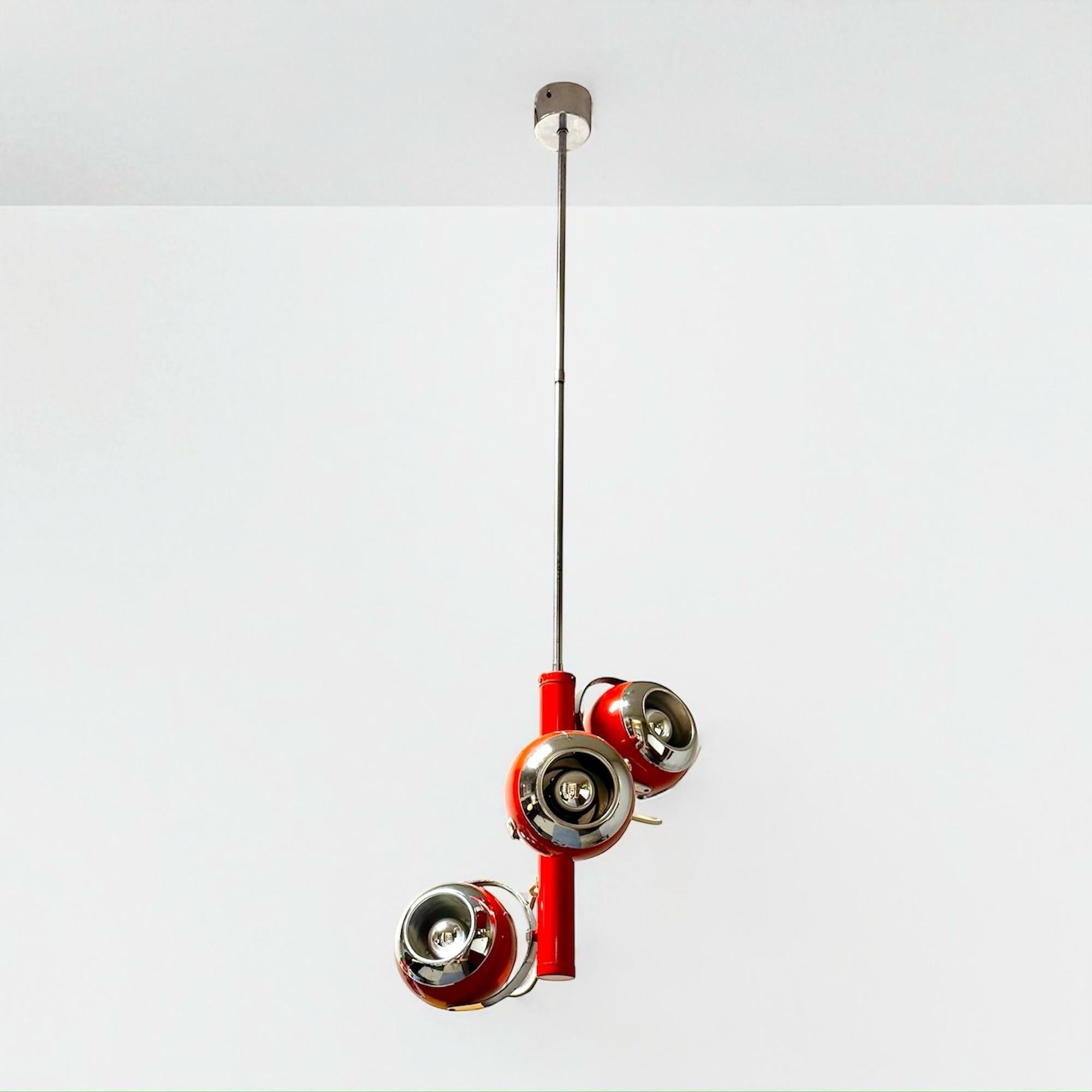 Italiano Lampada a sospensione Eyeball degli anni '70 in smalto rosso e cromo, Italia in vendita