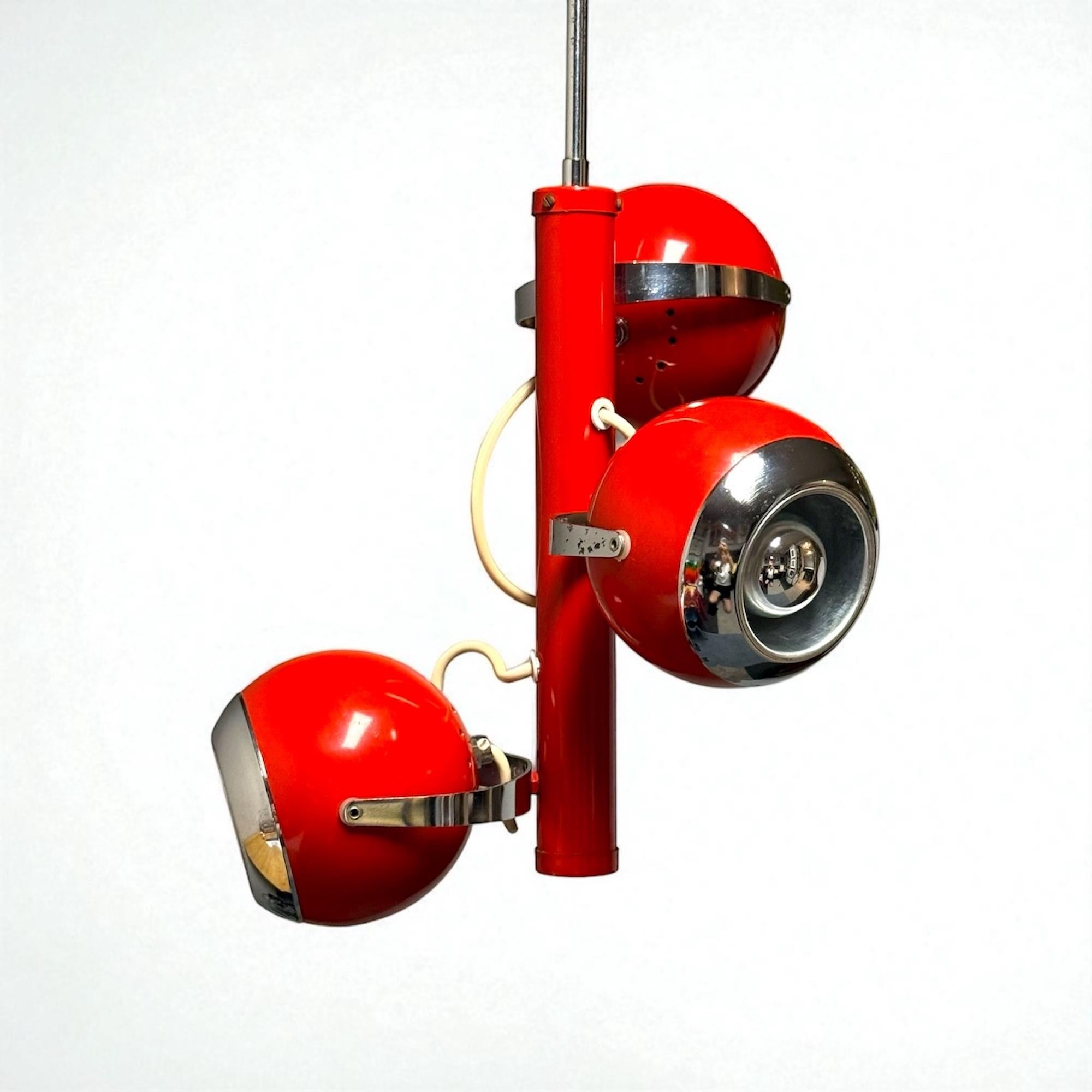Lampada a sospensione Eyeball degli anni '70 in smalto rosso e cromo, Italia In condizioni buone in vendita a San Benedetto Del Tronto, IT