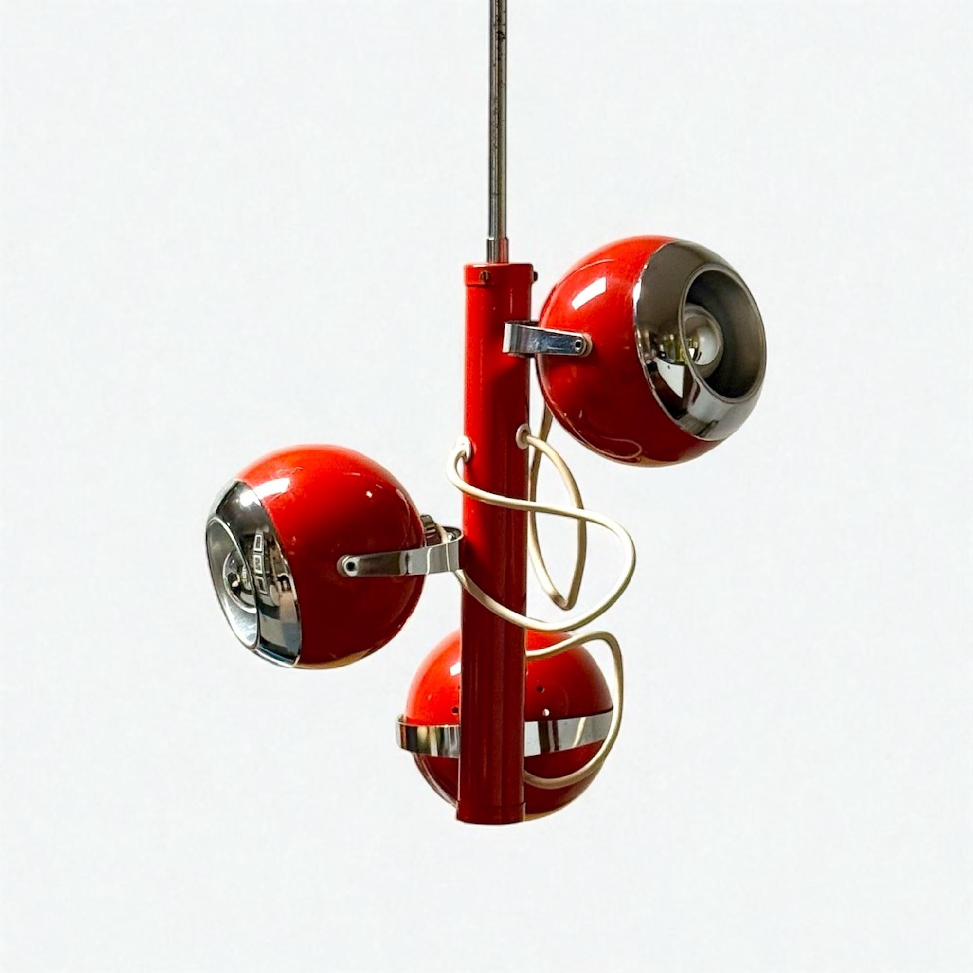 Fine XX secolo Lampada a sospensione Eyeball degli anni '70 in smalto rosso e cromo, Italia in vendita