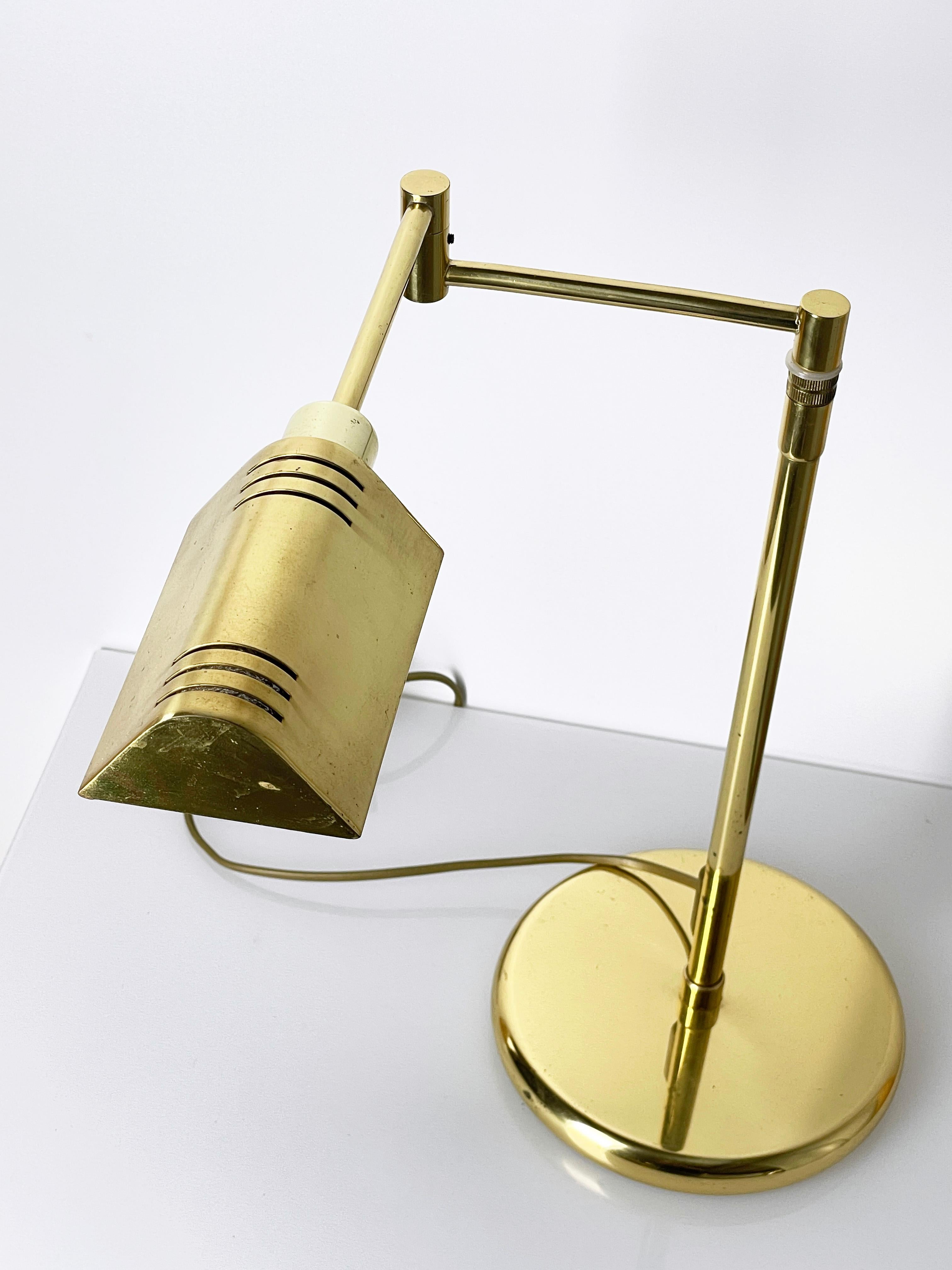 Lámpara de sobremesa de latón F. Fabbian de los años 70. Con brazo extensible de latón y pantalla giratoria para una iluminación direccional. Interruptor de encendido y apagado situado en el centro del cable. 

Diseño: F. Fabbian, Italia, años