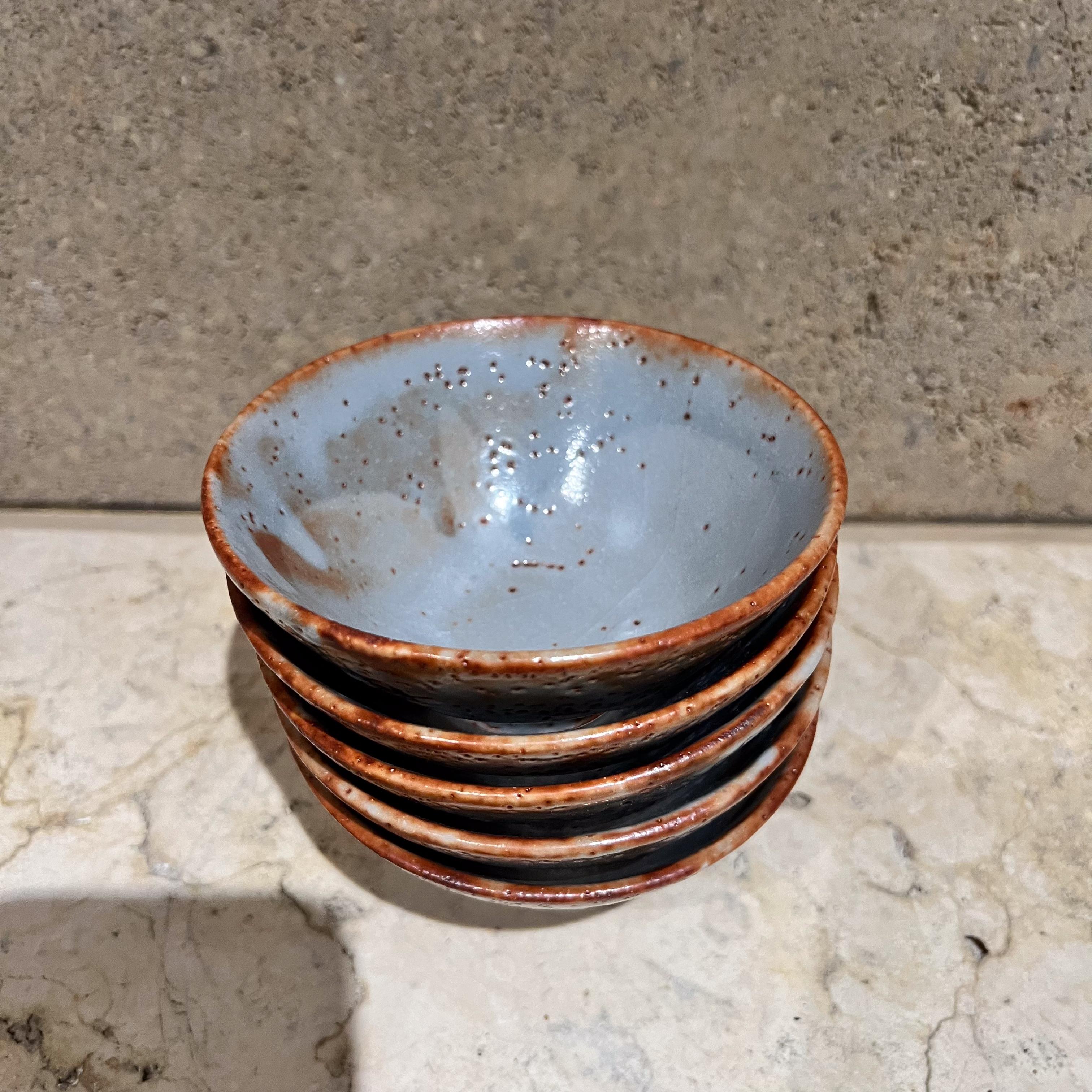 1970er Jahre Fabulous Five Blue Art Pottery Schalen Abstrakte Keramik (Ende des 20. Jahrhunderts) im Angebot