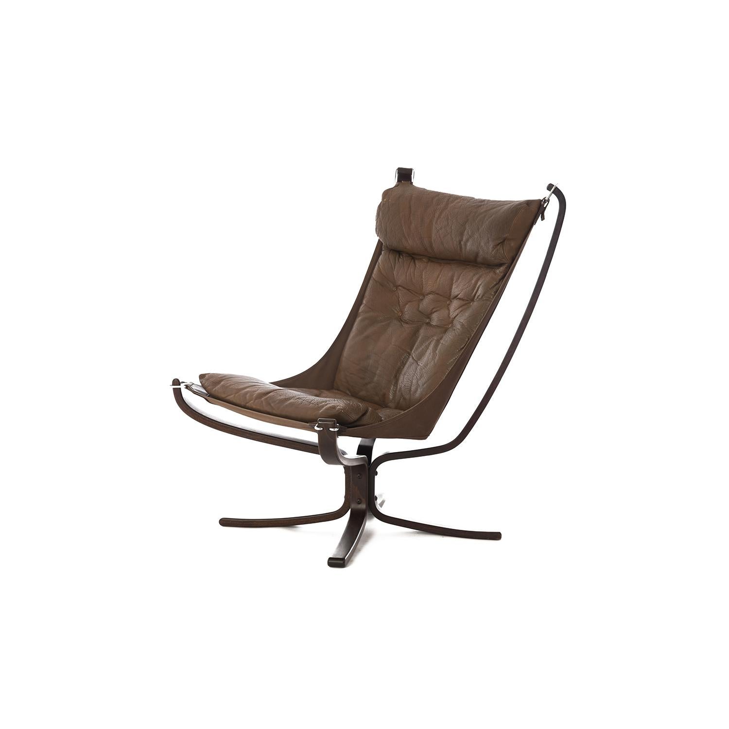 Iconic X-framed falcon lounge chair designed by Sigurd Ressell for Vatne Møbler, Norway circa 1970. Featuring a sculptural bentwood beech wood frame, brown canvas sling and dark olive-brown leather cushion. The hammock style floating seat creates a