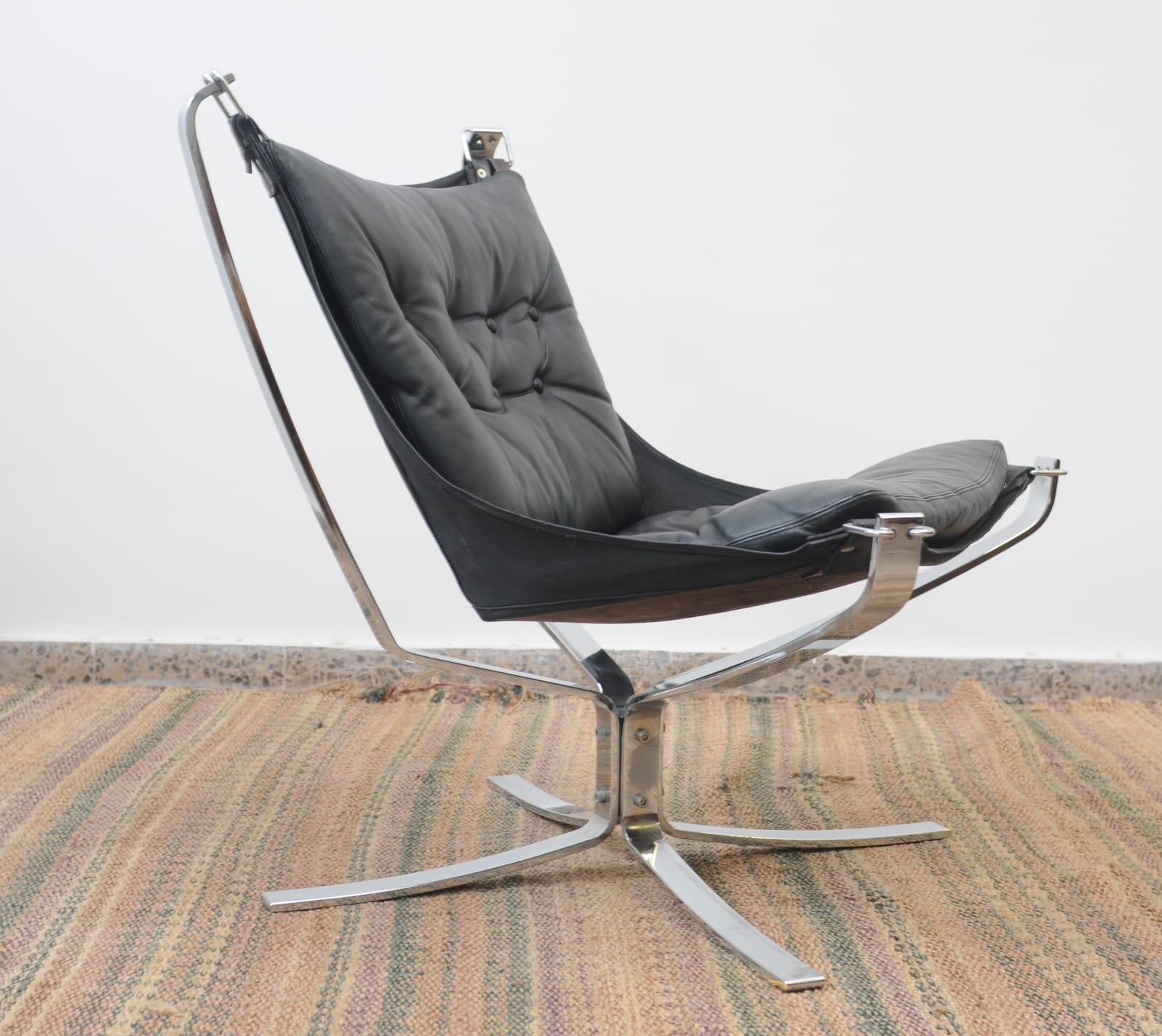 Seltene und schöne Metall-Chrom-Gestell skandinavischen Lounge Falcon Stühle von Sigurd Ressell etwa Anfang bis Mitte der 1970er Jahre entworfen
Das Modell 