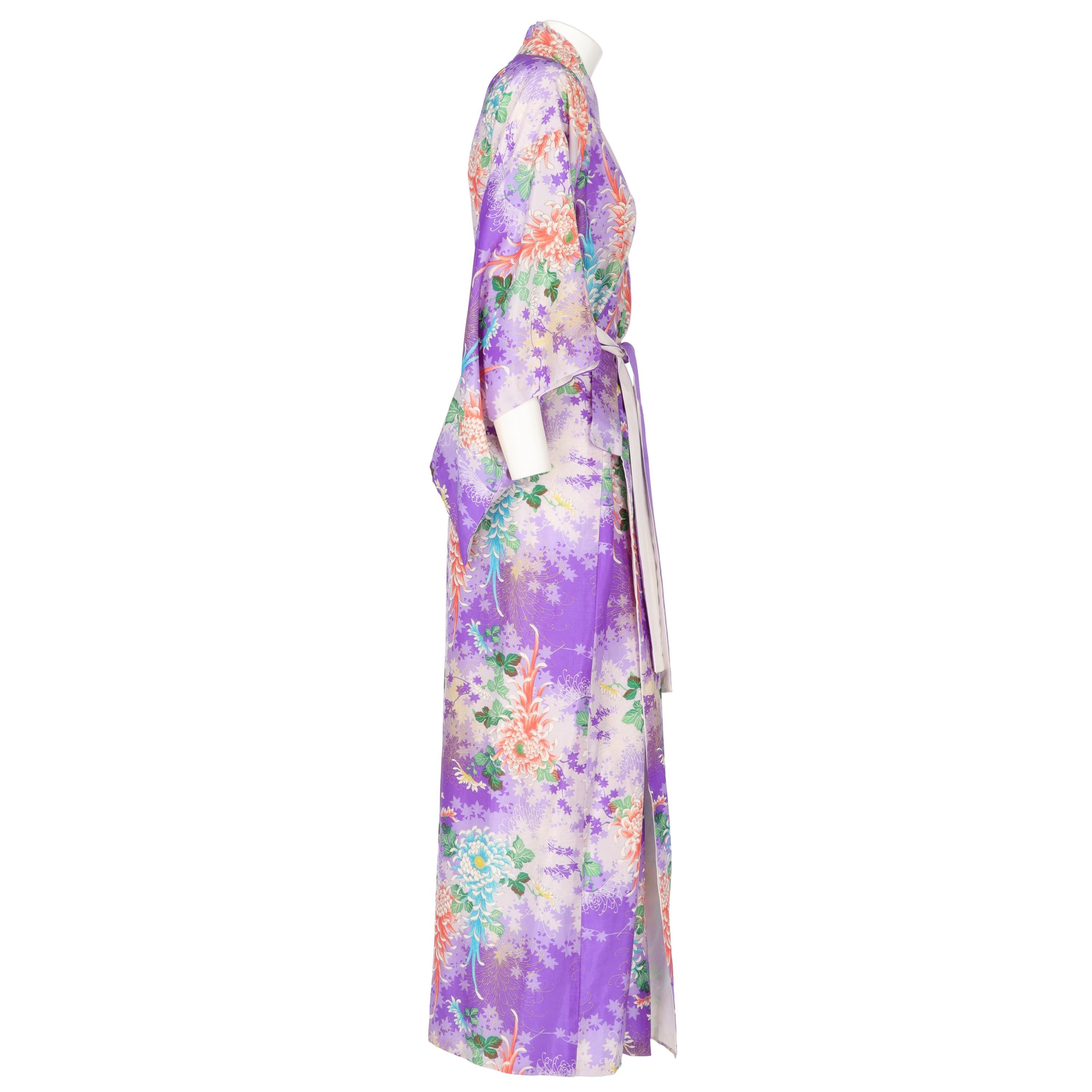 70s silk long kimono from Japan, with lilac purple peach color white and green flower fancy print, with belt and white silk lining.

Years: 1970
Made in Japan

Linear Measures: 
Height: 135 cm
Sleeves: 29 cm
Shoulders: 59 cm
