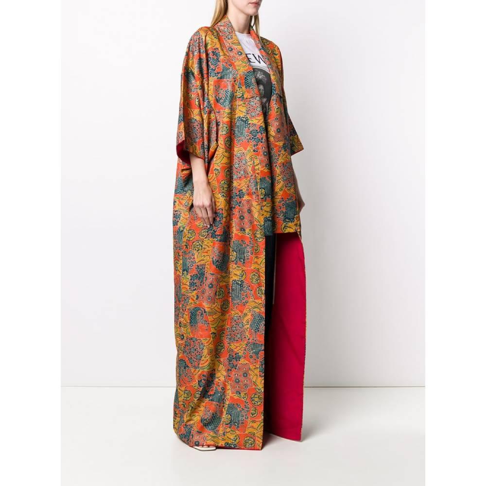 Japanese kimono long to the feet, in orange silk printed with floral motifs in shades of blue, yellow, red and green. Shawl collar and 3/4 sleeves.
Years: 1970

Made in Japan