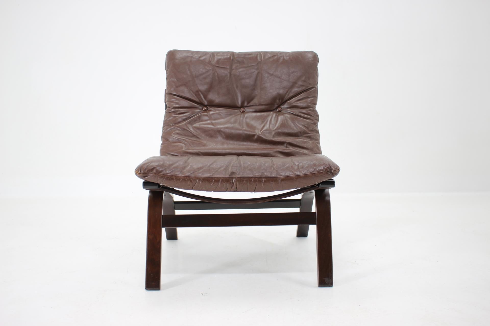 - Good original leather pillow
- Repolished wooden parts.