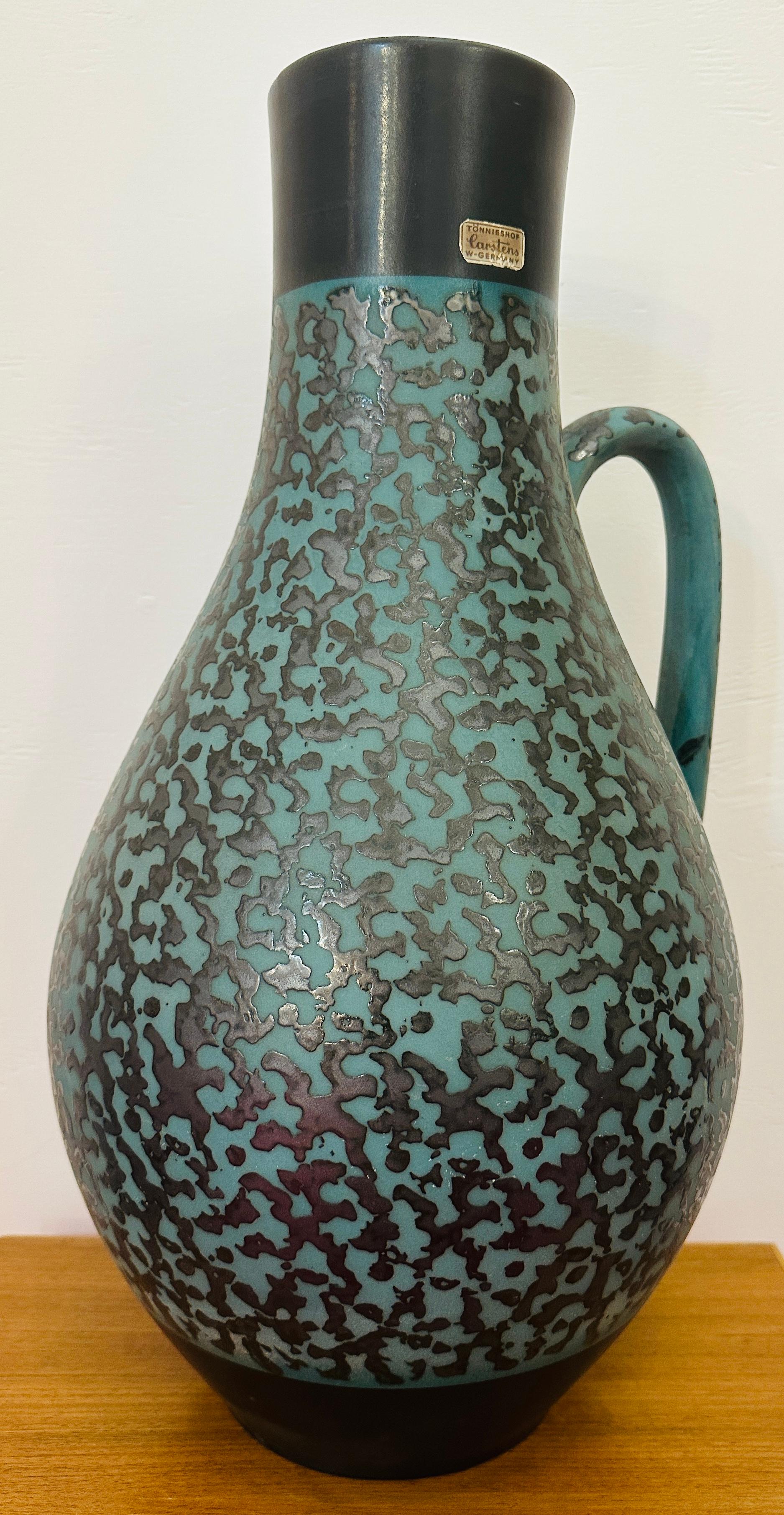 Un raro e insolito vaso in ceramica tedesca 