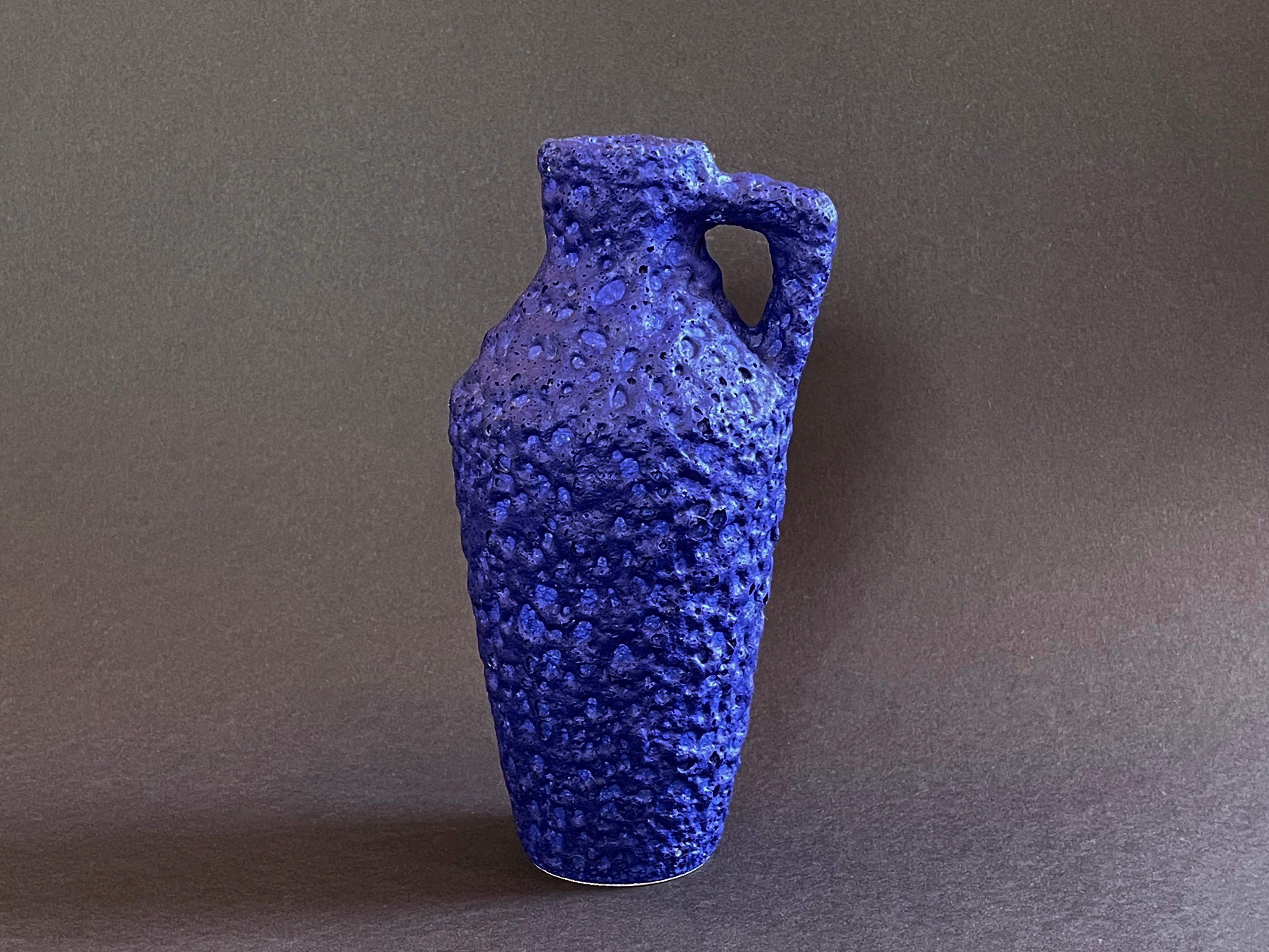 Beautiful blue ‘’Fat Lava'' studio ceramic vase by Yves Klein for Silberdistel, West Germany around 1970.
Medium to dark blue bubbly matte Fat Lava glaze.
The vase comes in an elegant mid-century style with the typical Yves Klein glaze.

Scratch