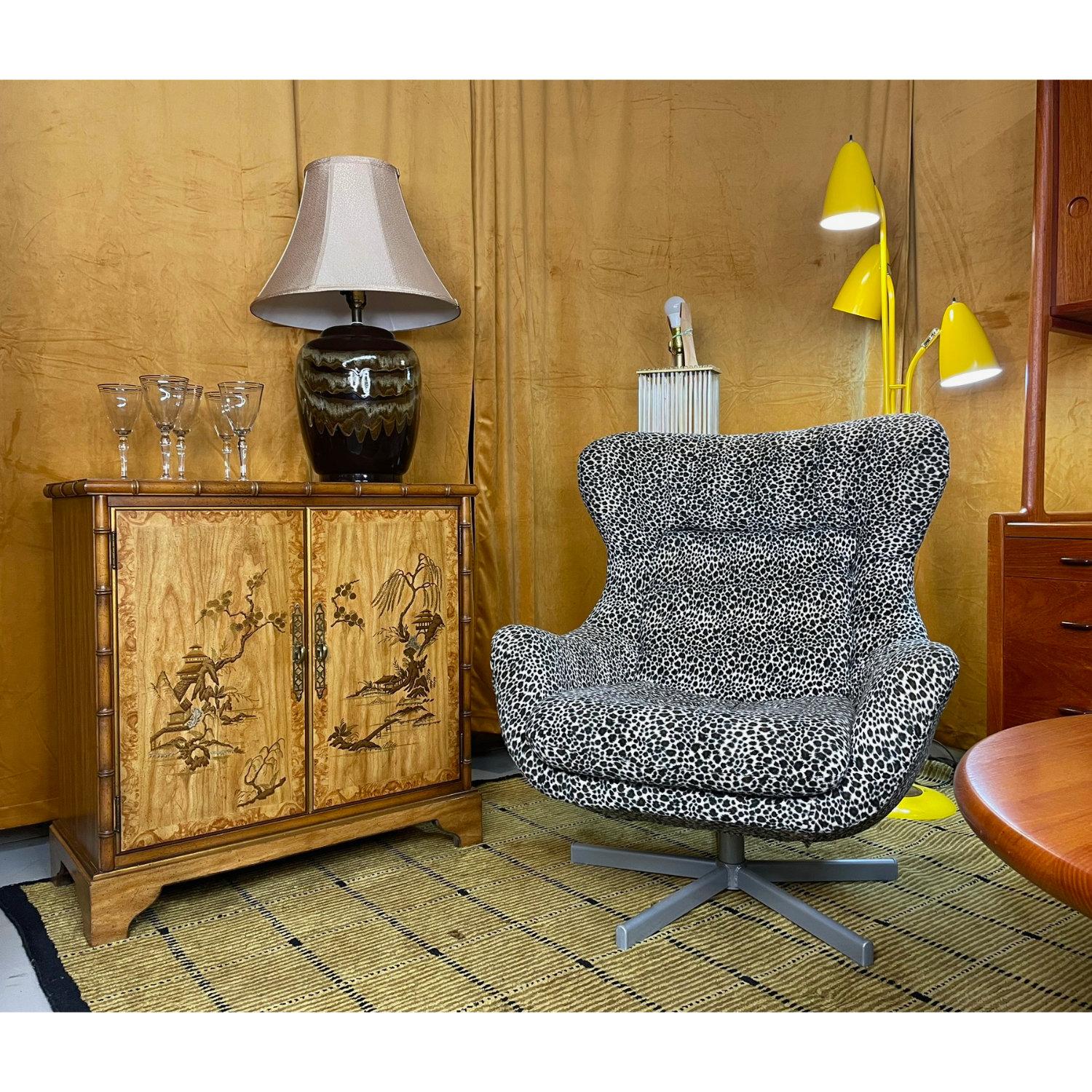 The exceedingly charming design features a hand painted Oriental edifice. The facade is further adorned with faux bamboo trim. The Far East and bamboo elements are very on trend. Open the doors to reveal a spacious cabinet interior with a single
