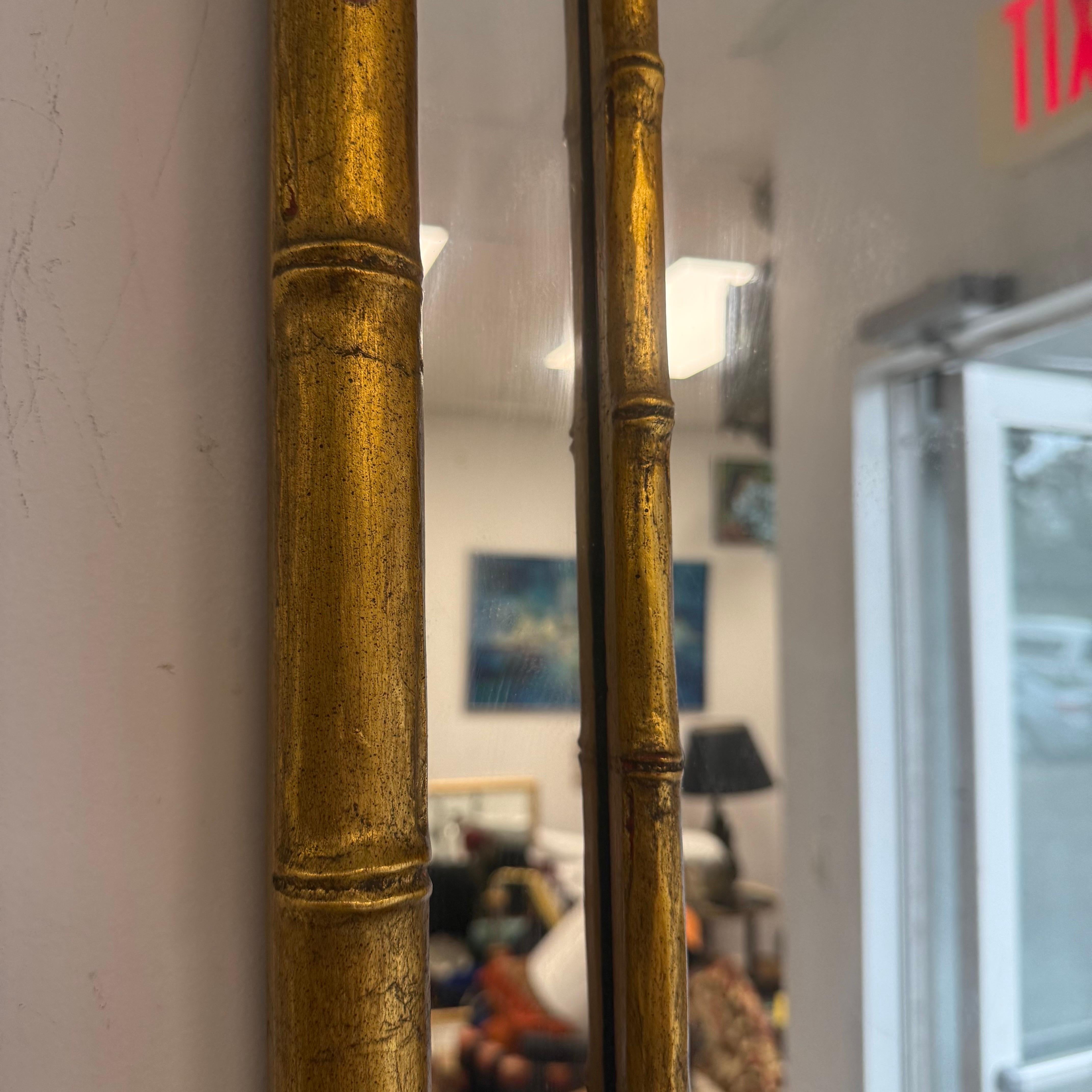 Specchio in legno di bambù finto del 1970 con accenti di chiave greca in vendita 4