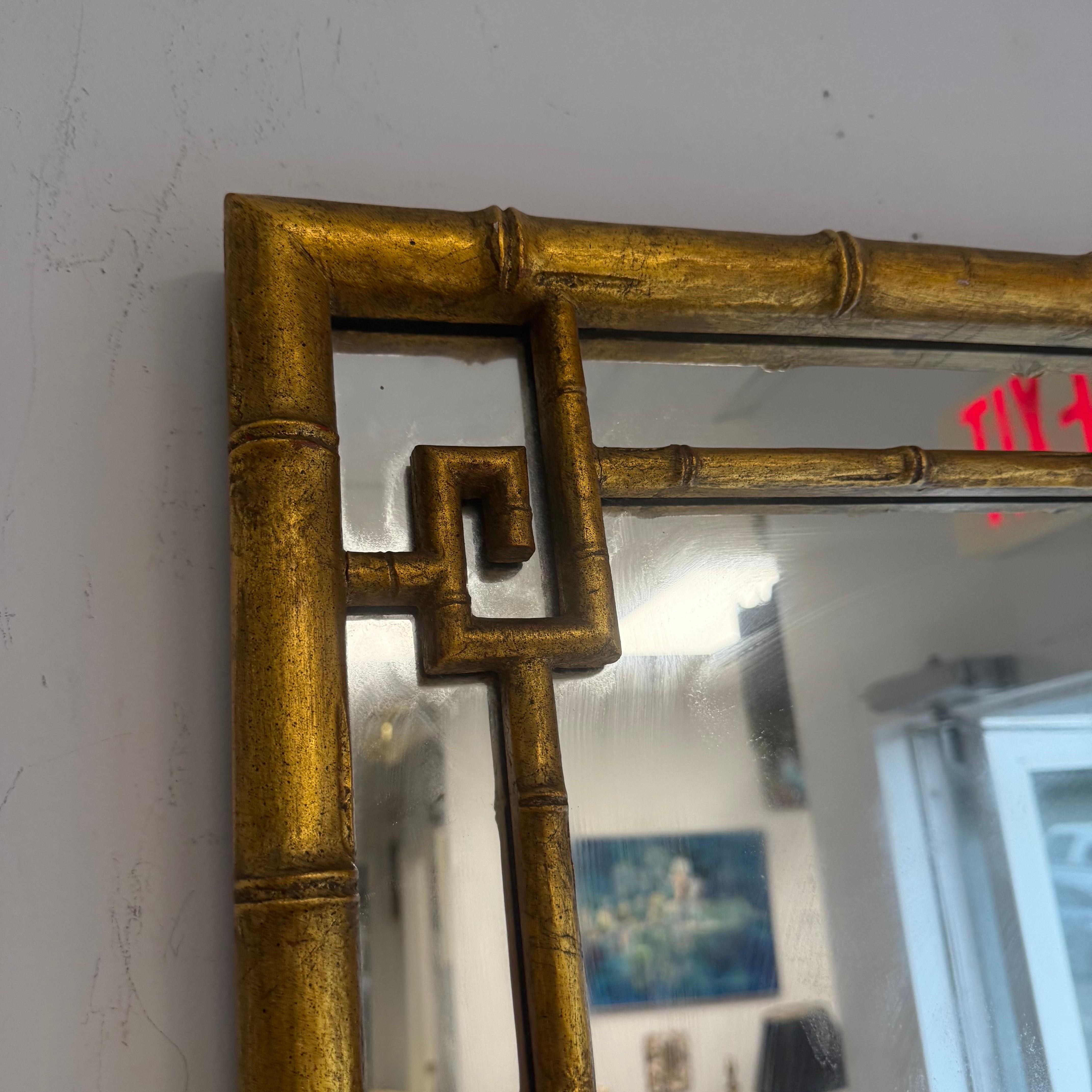 Specchio in legno di bambù finto del 1970 con accenti di chiave greca in vendita 6